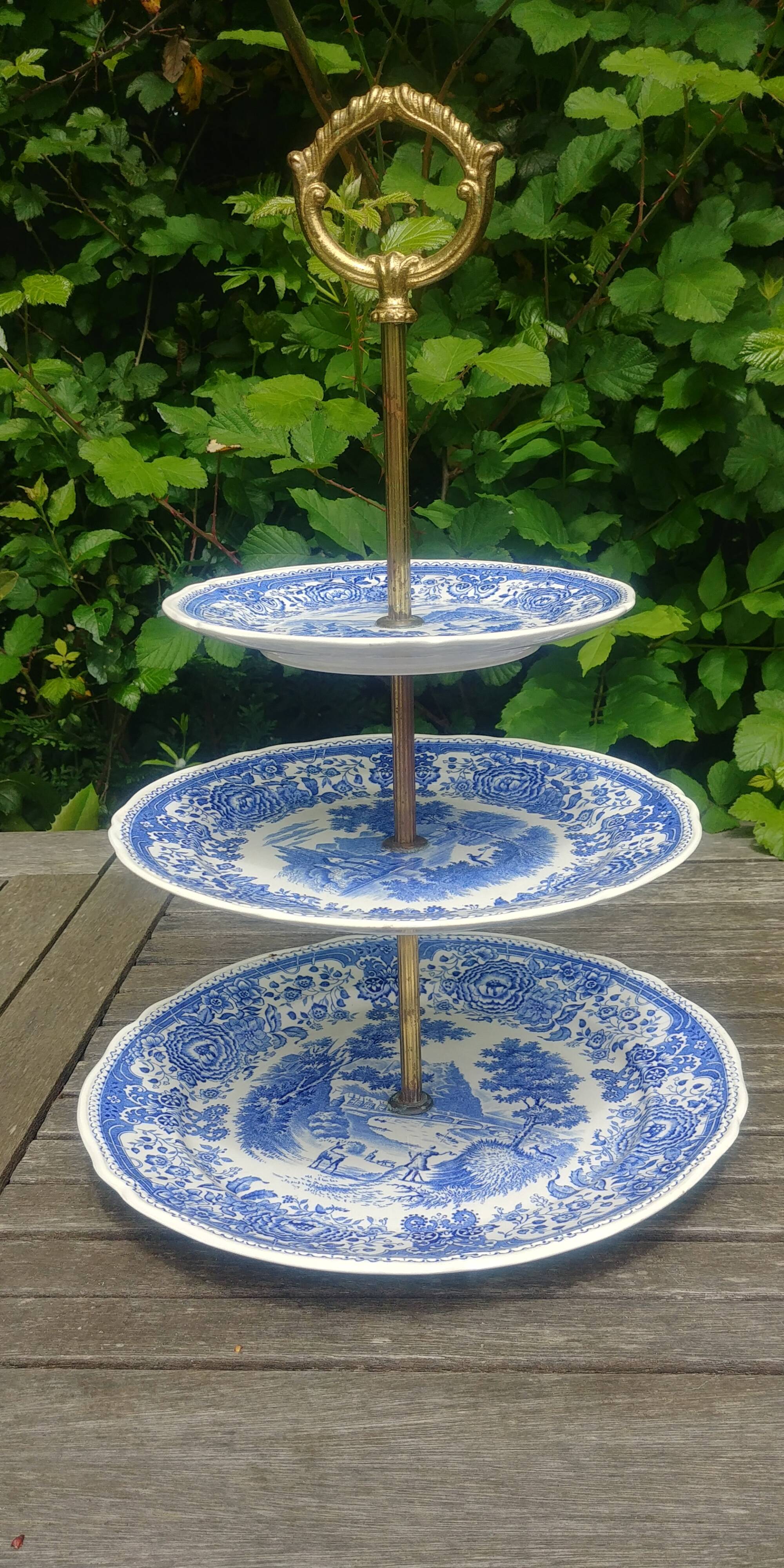 Servant dish with 3 floors in porcelain from Villeroy & Boch model Burgenland blue