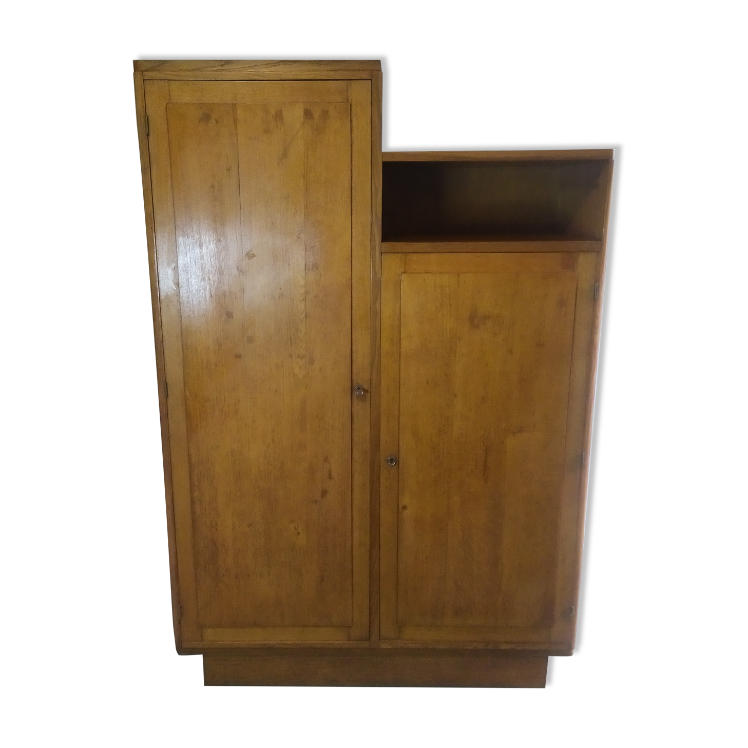 Asymmetrical cabinet
