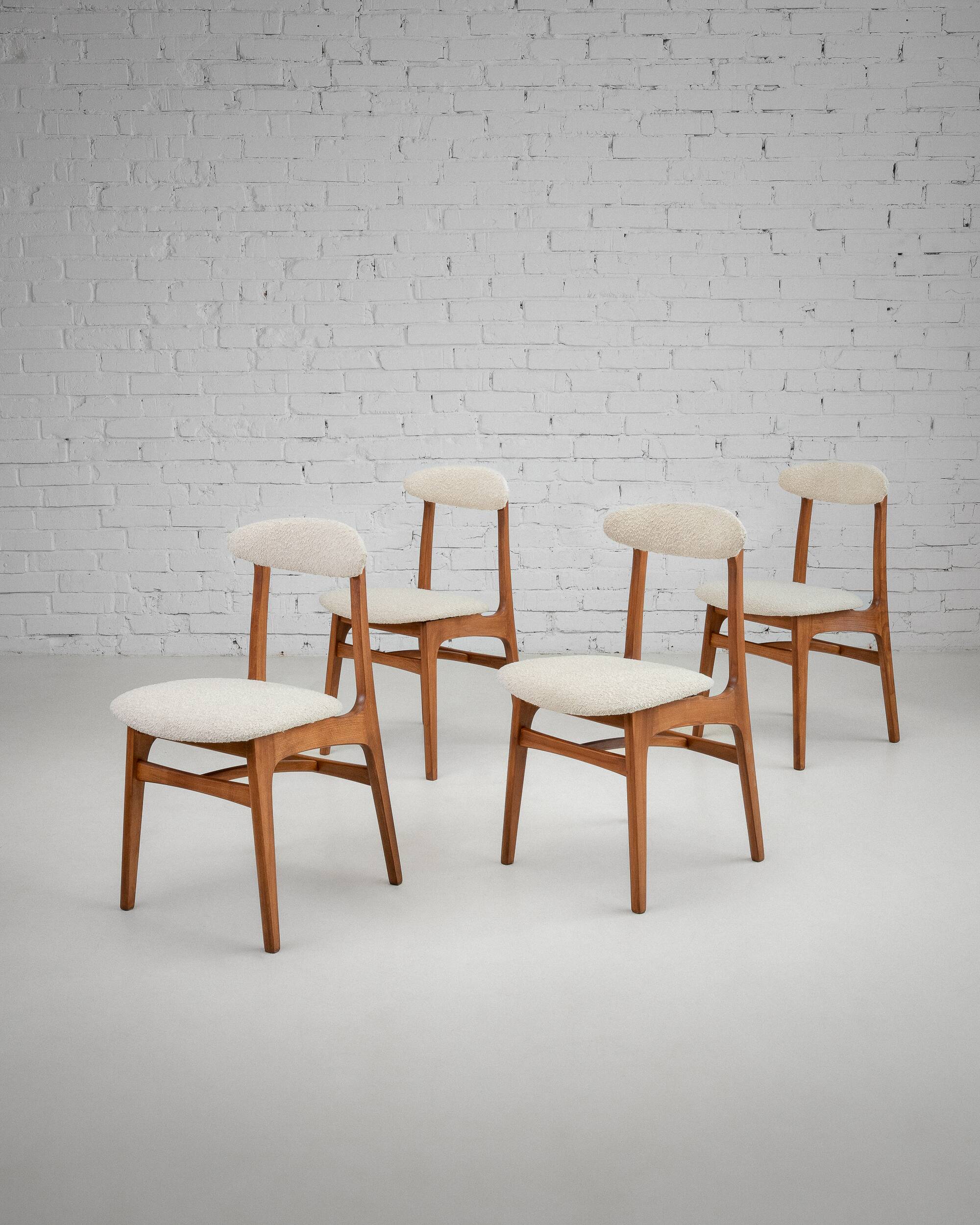 Chaise de salle à manger vintage du milieu du siècle par Rajmund Hałas, restaurée