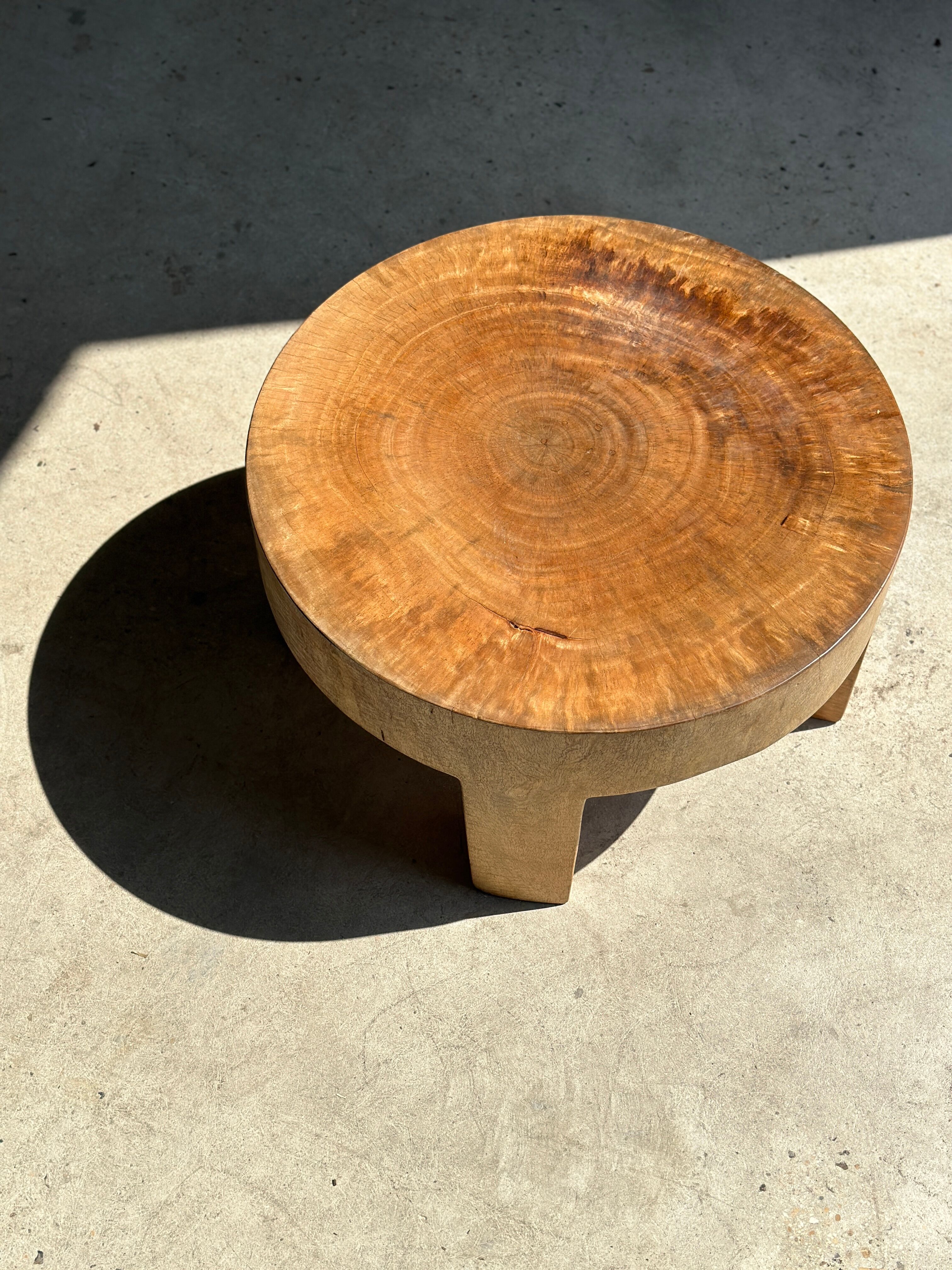 Quadripod coffee table in solid wood monoxyl natural color (dark)