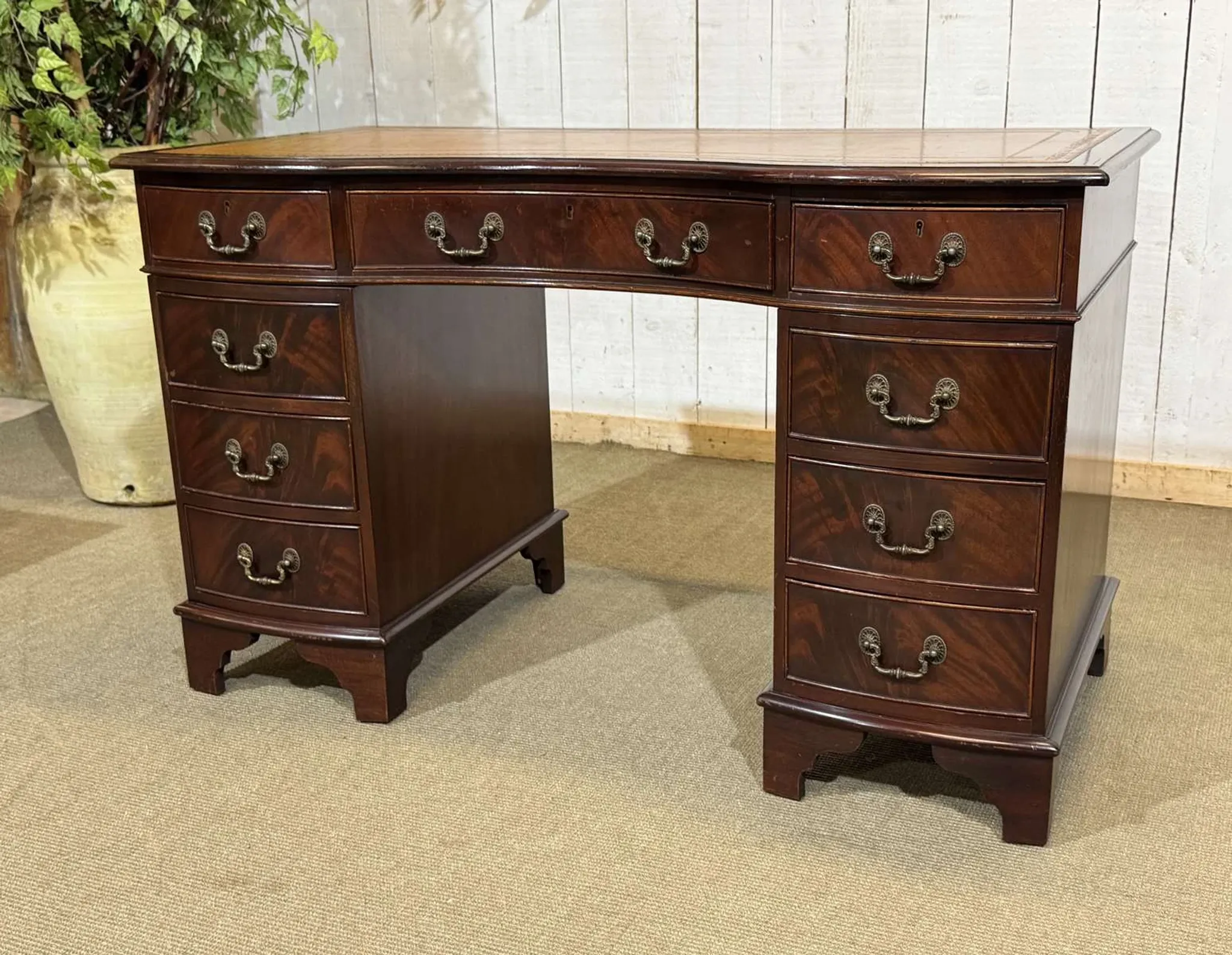 English desk with drawers from the 1950s in mahogany with a leather top.
