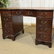 English desk with drawers from the 1950s in mahogany with a leather top.