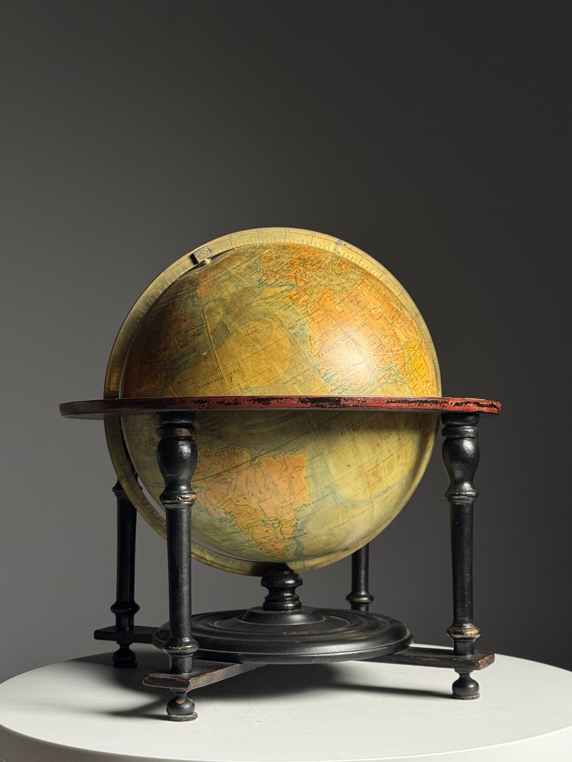 Globe G. Thomas Paris