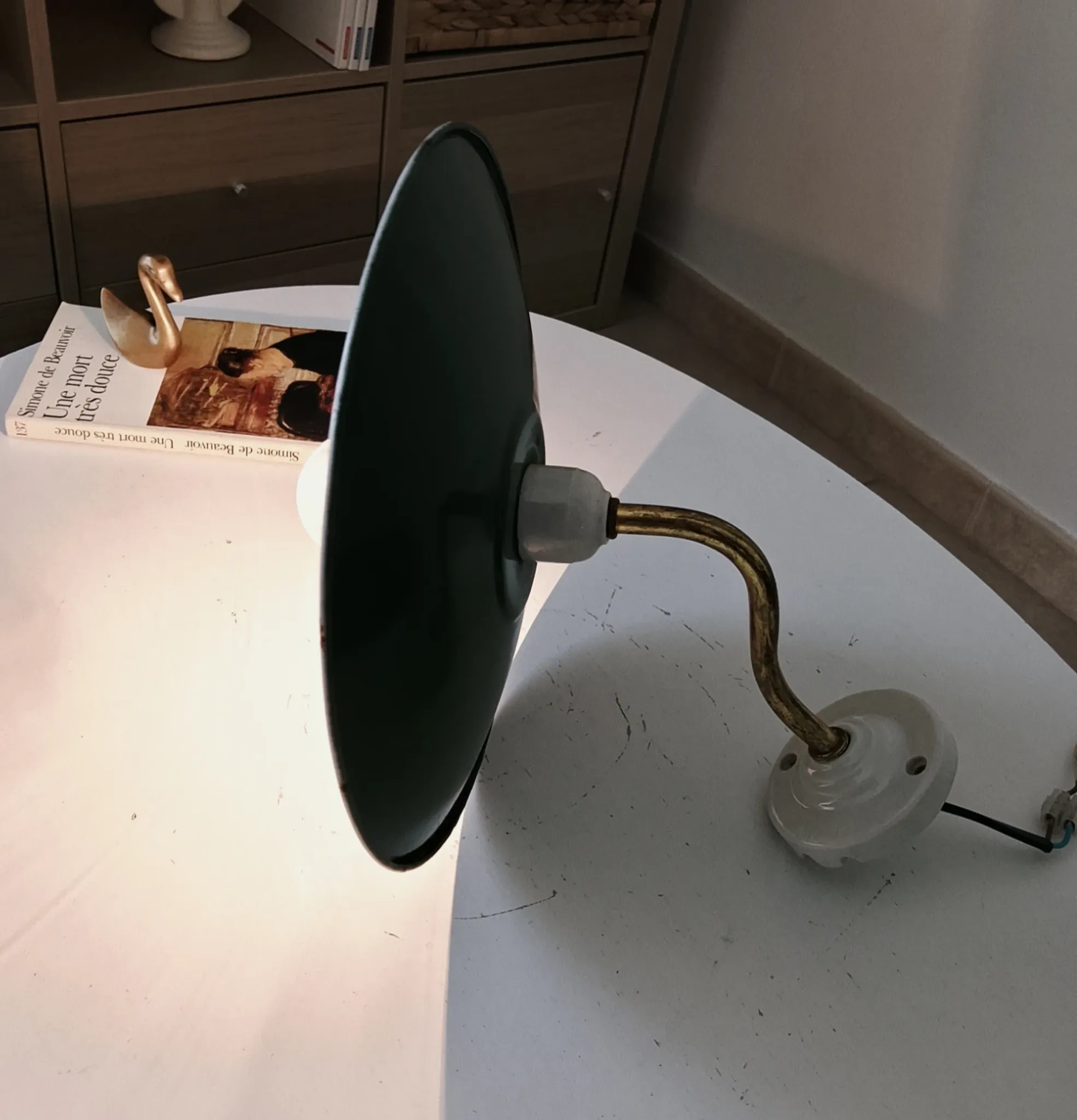 Antique wall light with a swan neck in enamelled metal, porcelain, and brass.