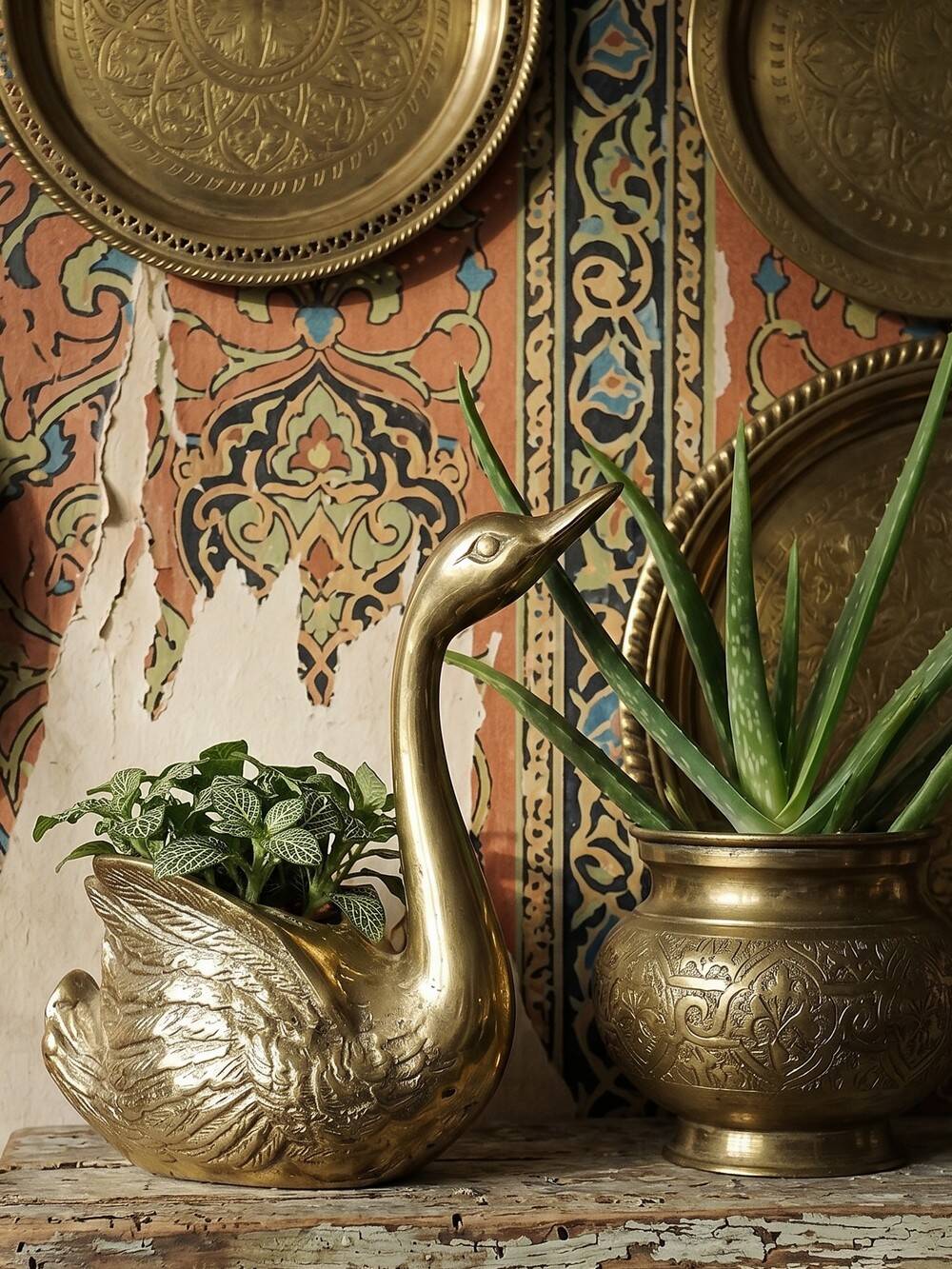 Vintage swan cache-pot/trinket dish in moulded gold-plated brass from the 1970s-80s.
