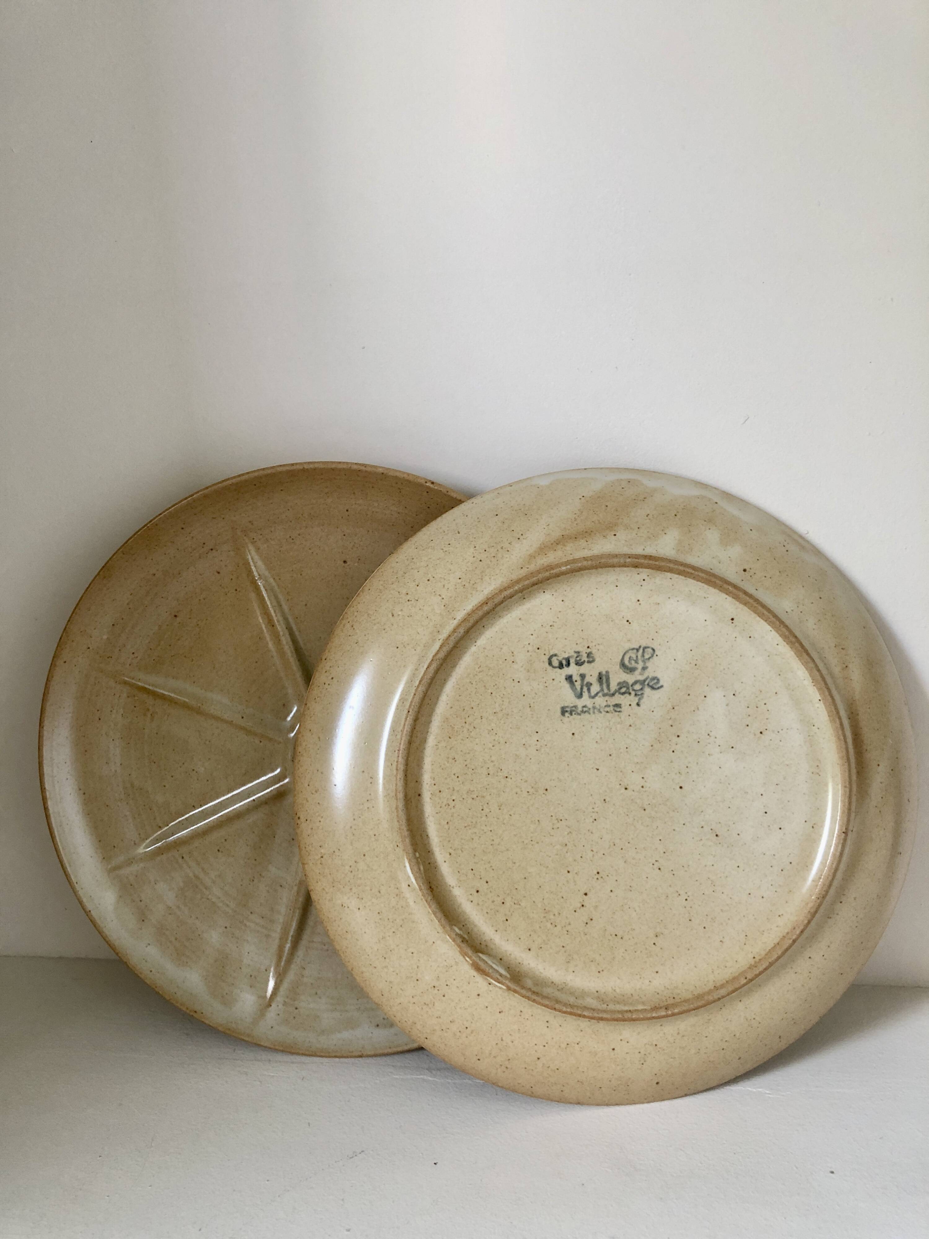 Lot 2 assiettes plates  grès village France