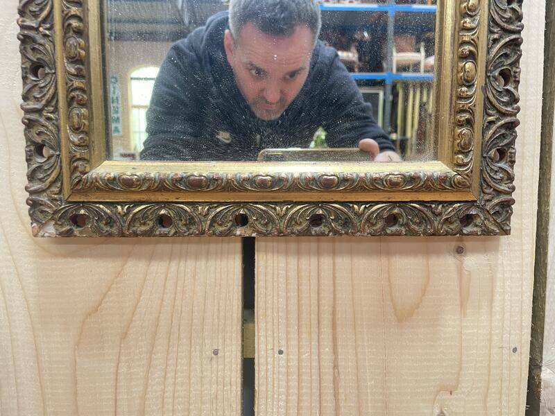 Petit miroir d'entre deux en bois doré