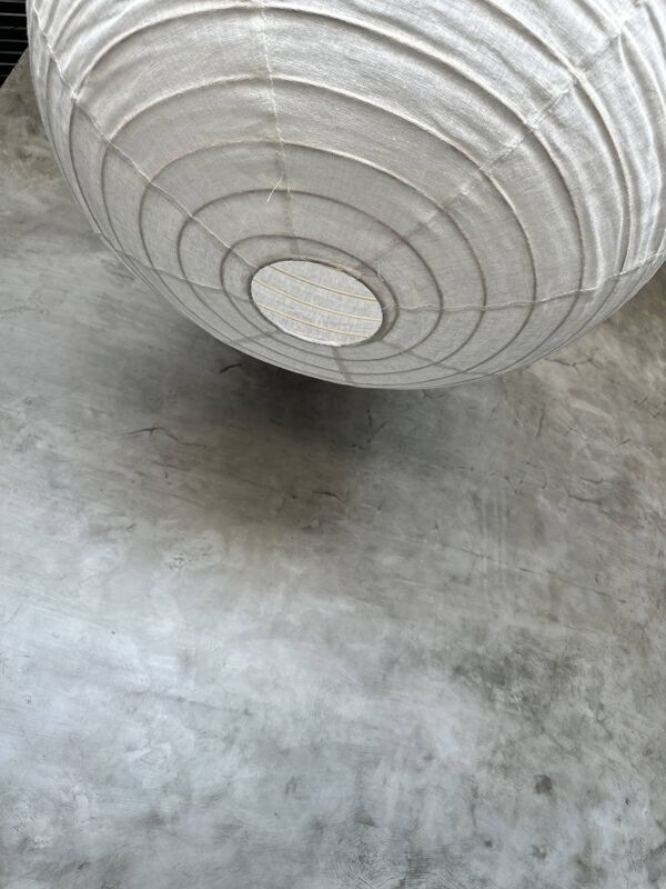 Grande suspension en rotin et lin naturel japonisante ronde aplatie (Labu) H57 D80