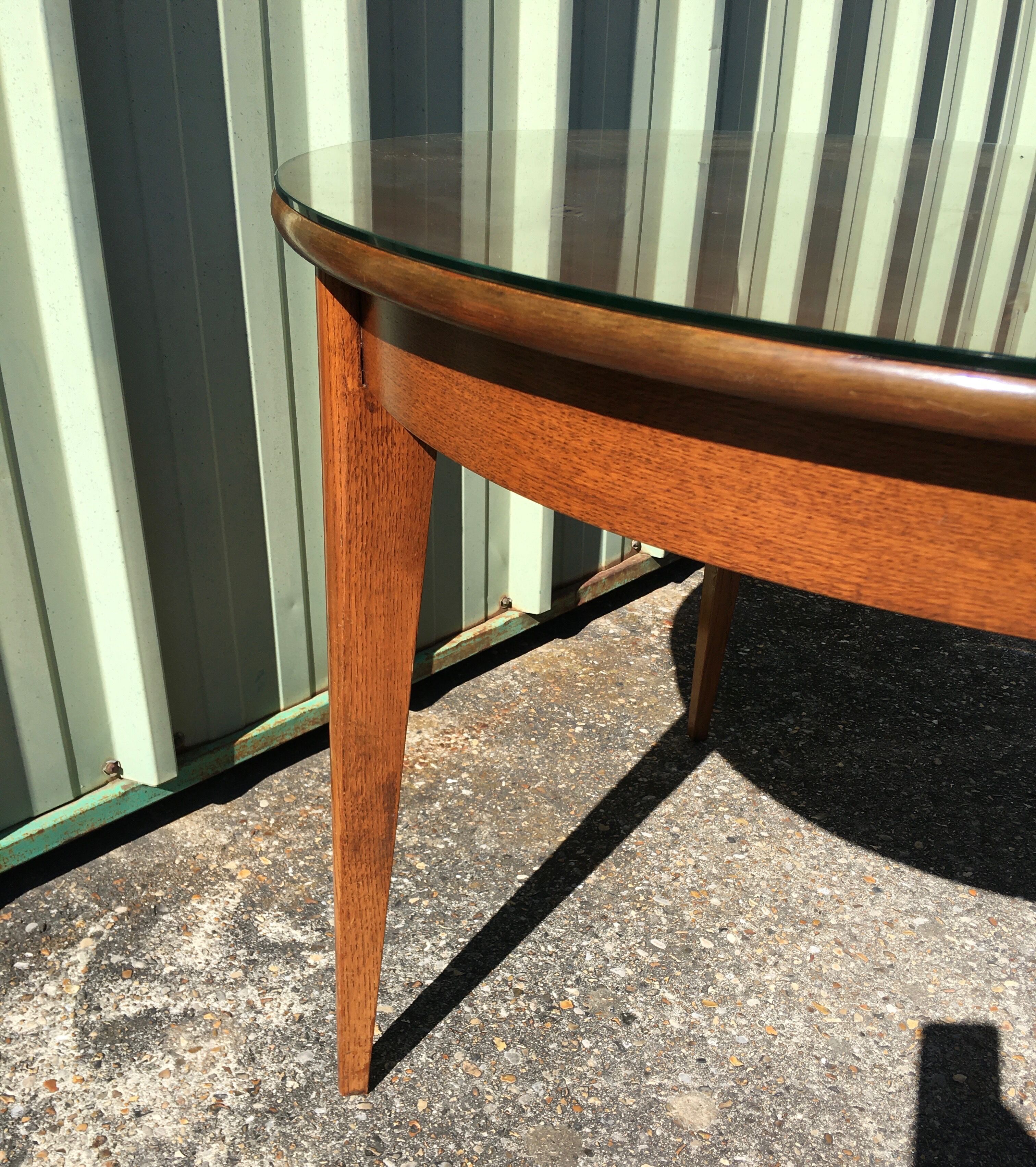 Table ronde scandinave avec verre