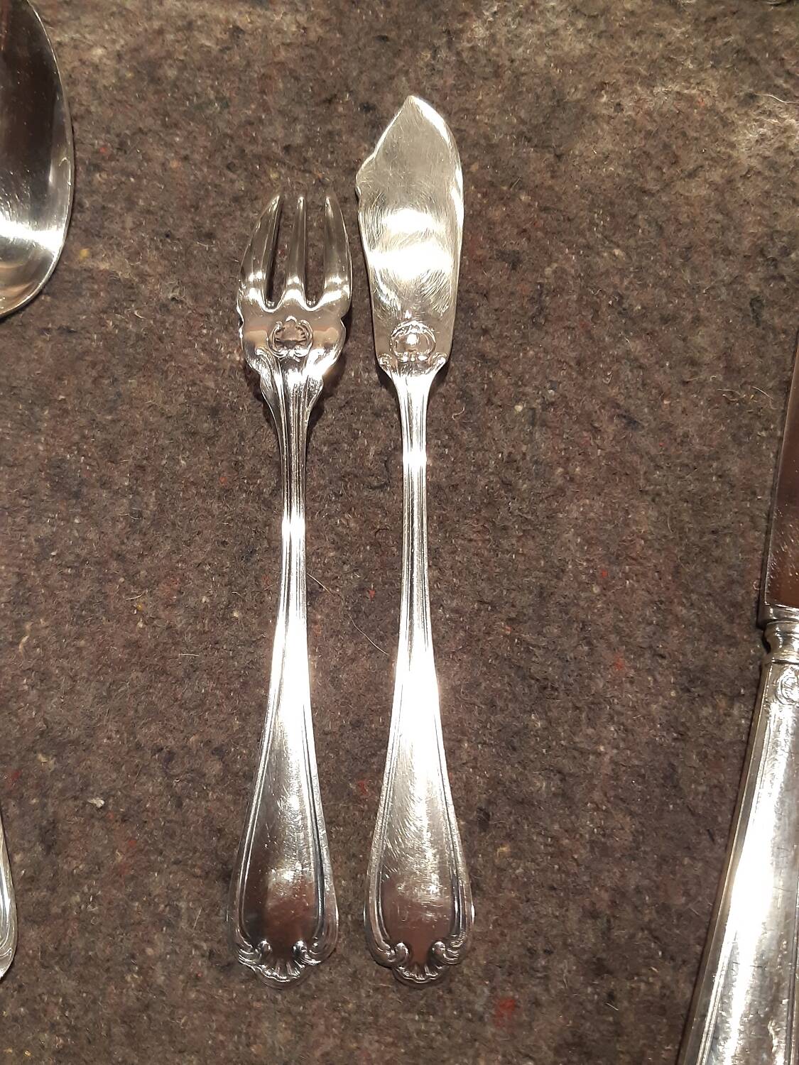 98-piece silver metal cutlery set