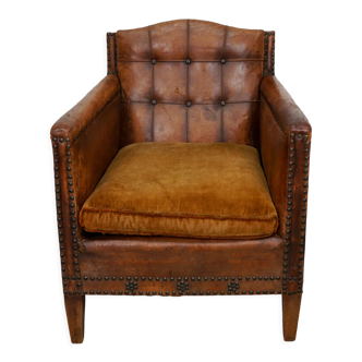 Fauteuil club en cuir cognac à dossier boutonné