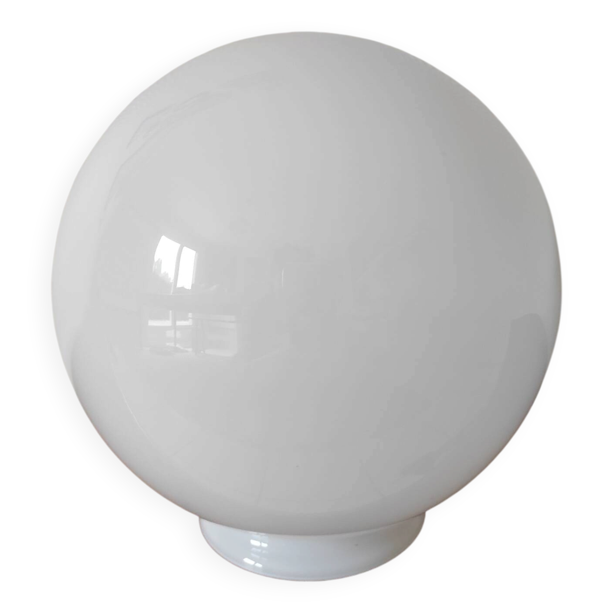 Opaline glass globe with a diameter of 20 cm.