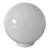 Opaline glass globe with a diameter of 20 cm.