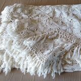 Scalloped bed top in crocheted ecru cotton