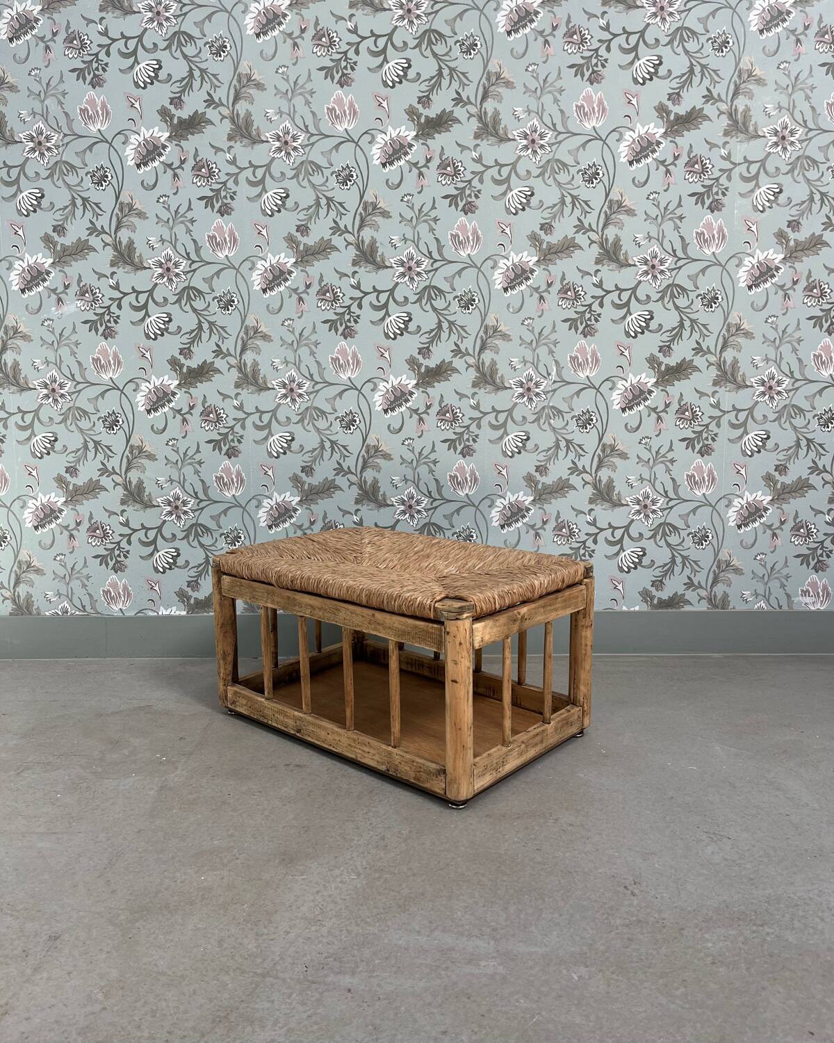 Storage bench in wood and straw (renovated)