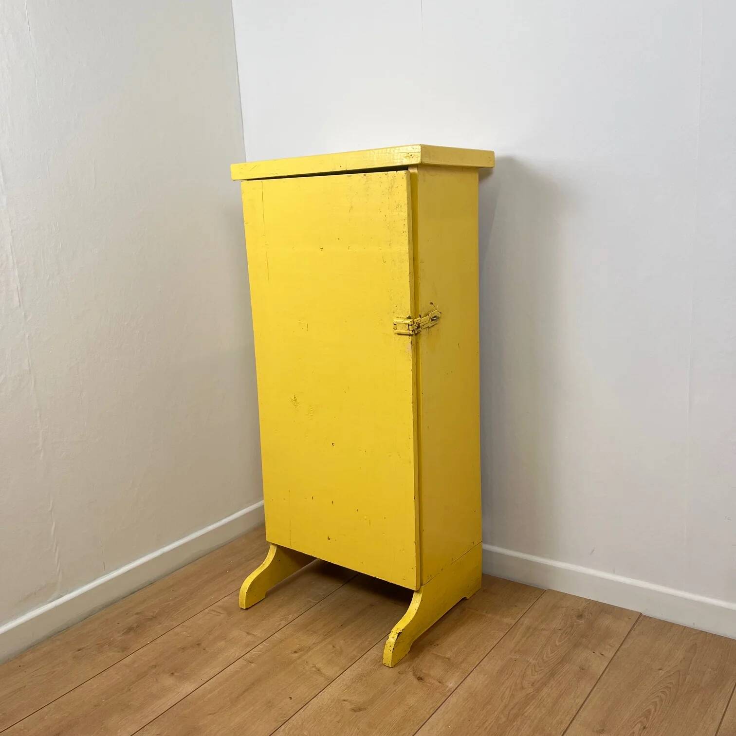 Ancien petit meuble d'atelier, jaune pâle