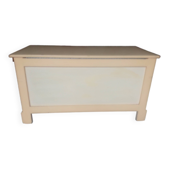 Wooden chest to repaint