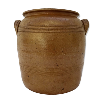 Candied pot in sandstone