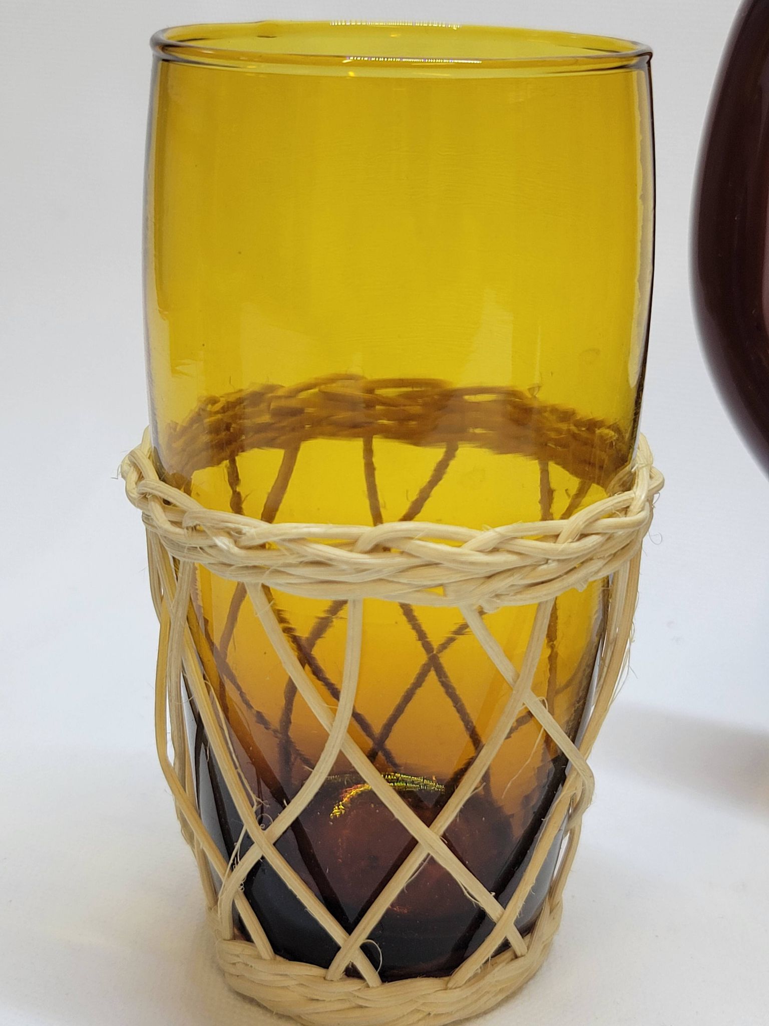 Service à orangeade vintage en verre soufflé ambré et osier
