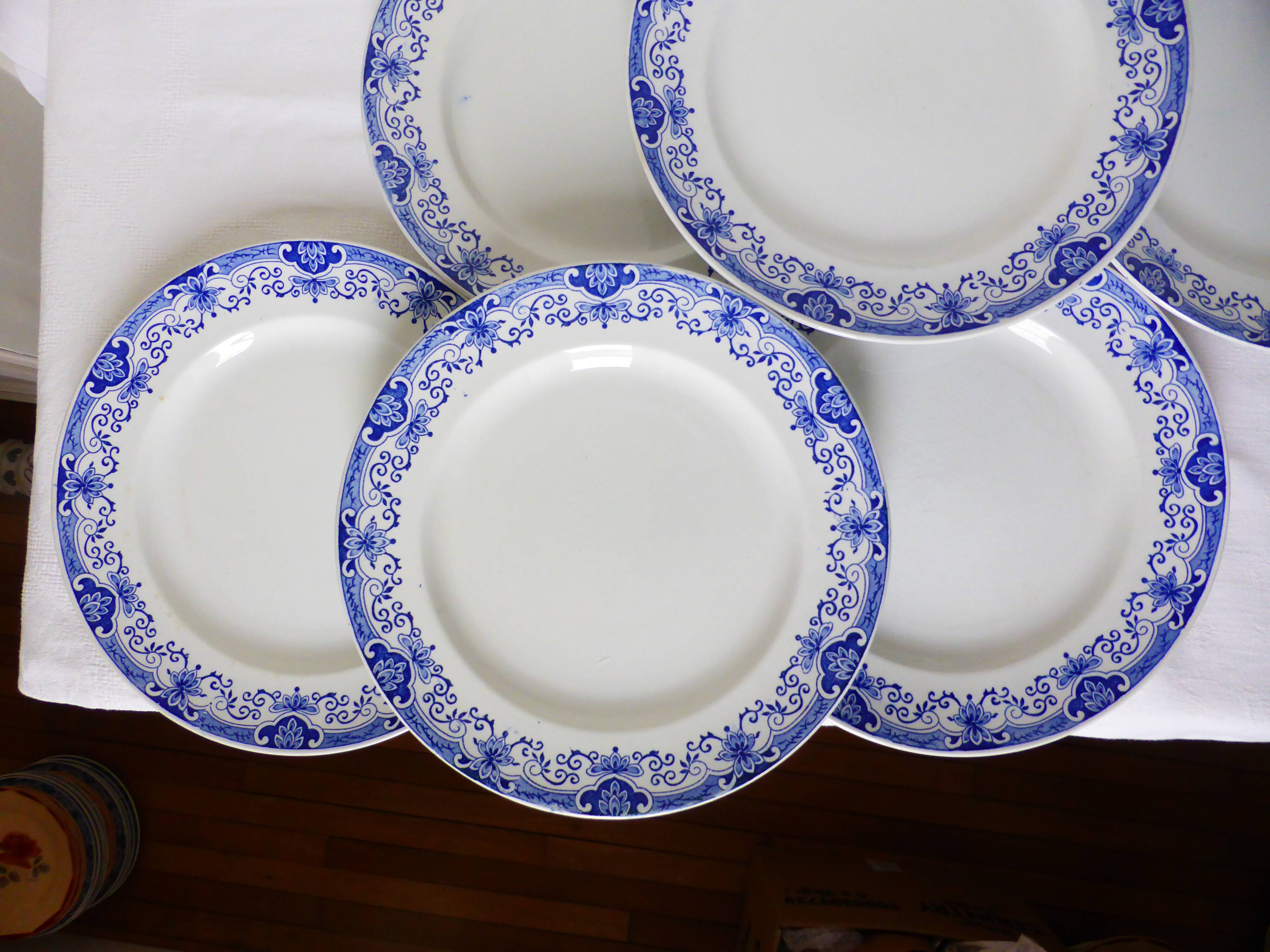 6 flat plates from the Boch Frères La Louvière porcelain model Dina