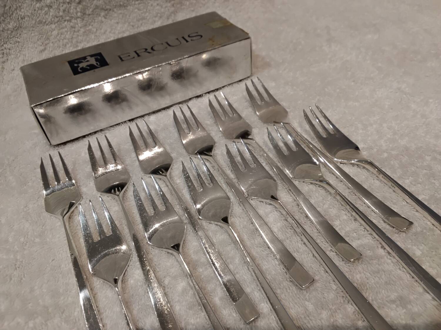 12 silver-plated metal cake forks by Ercuis Horizon silversmiths, 14.9cm