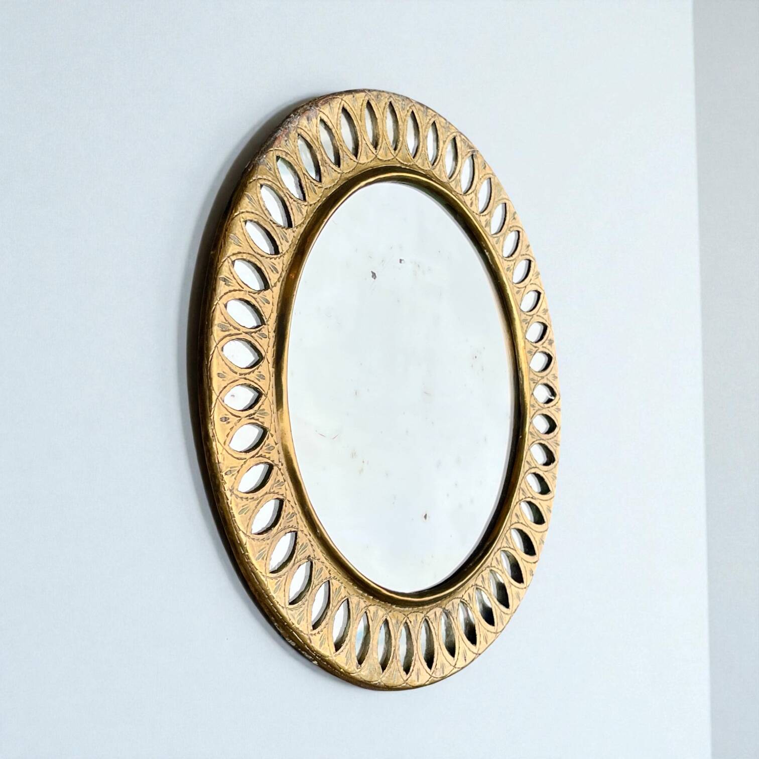 Round Moroccan mirror in openwork chiseled brass - vintage mirror 32 cm