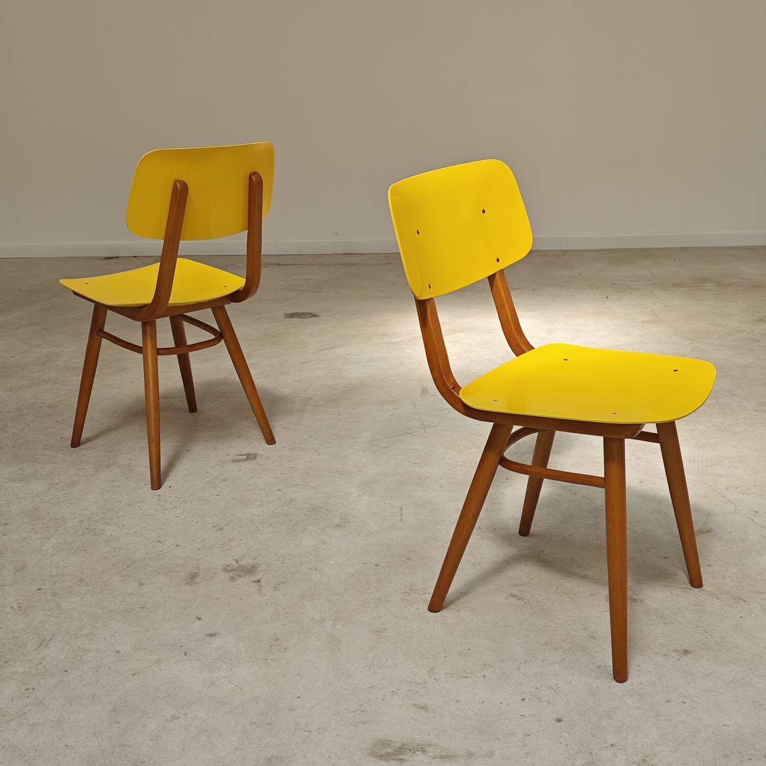 Pair of Ton Bystrice Thonet chairs in wood and yellow molded plastic