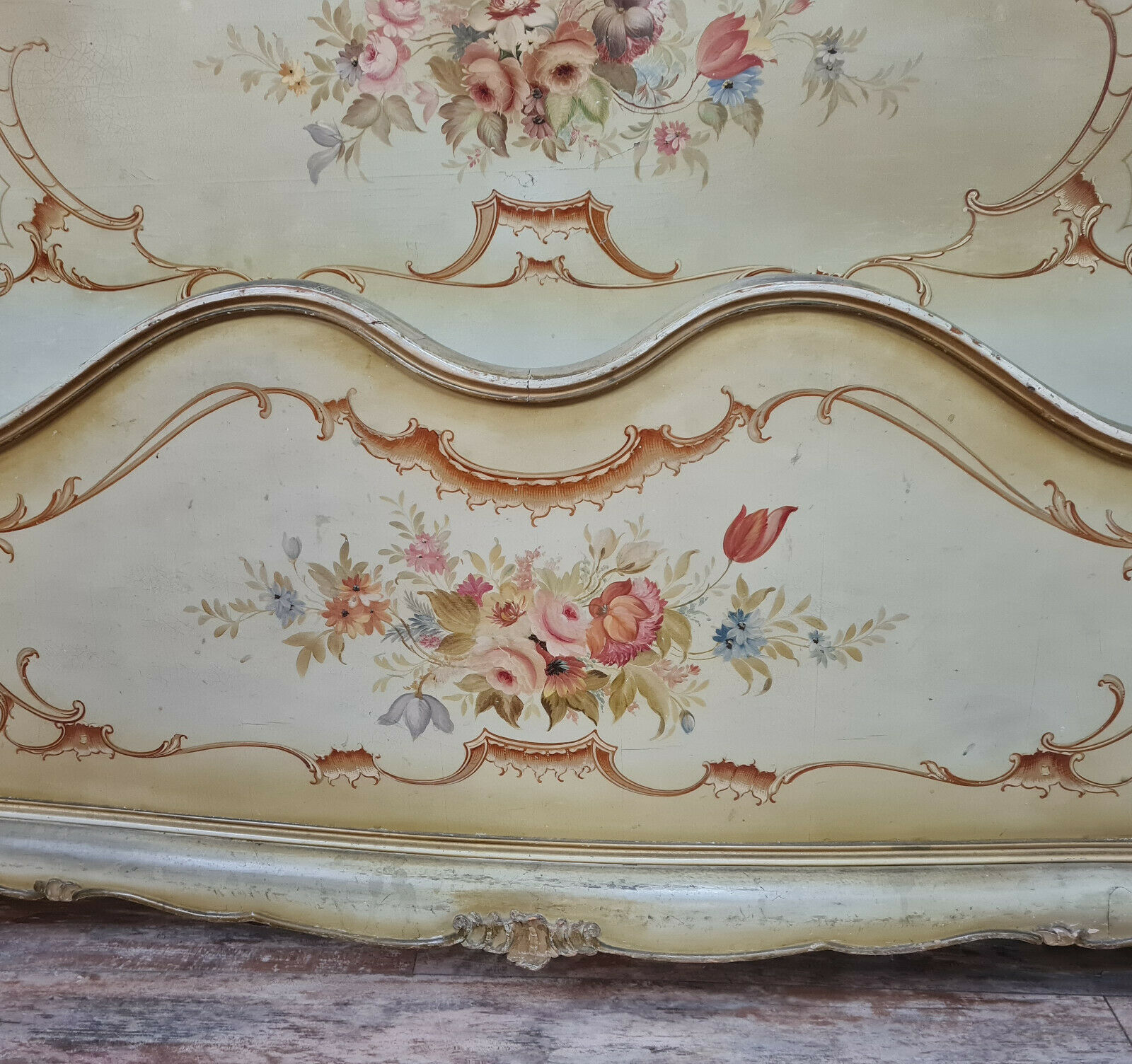 Lit corbeille Louis XV vénitien en bois laqué et polychrome vers 1900