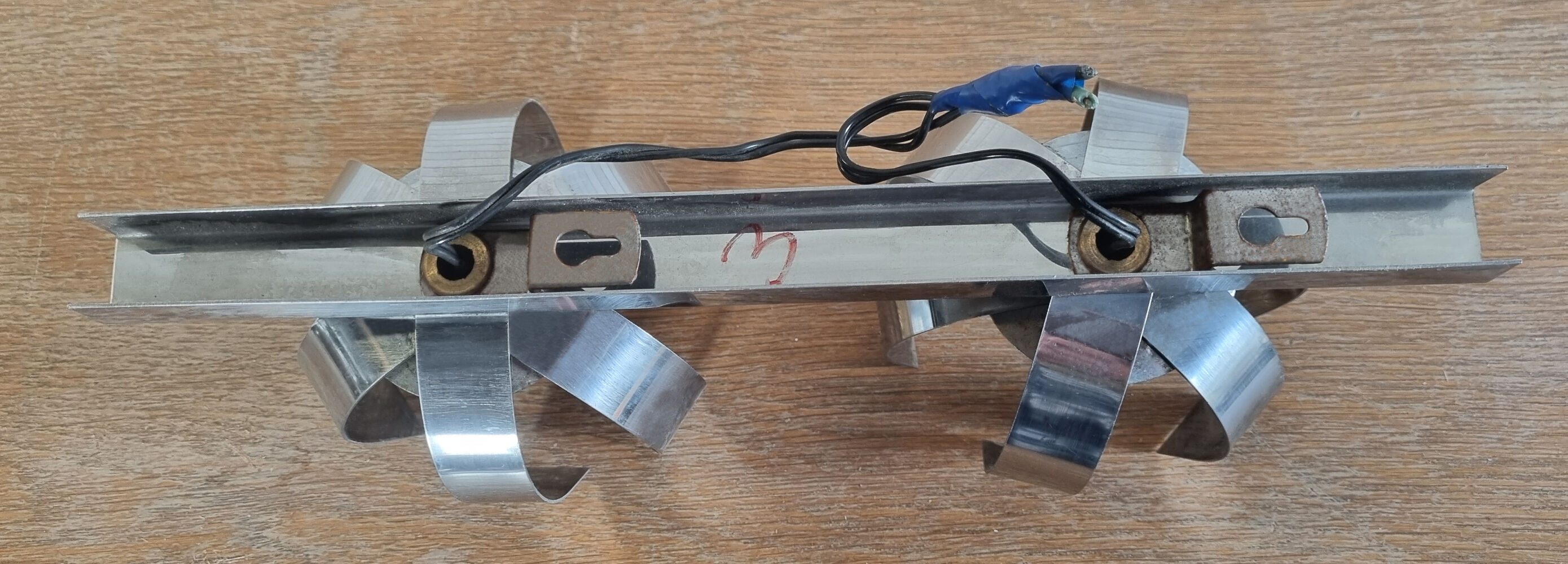 Wall lamp "Fleur de lumière" chromed aluminum 70s