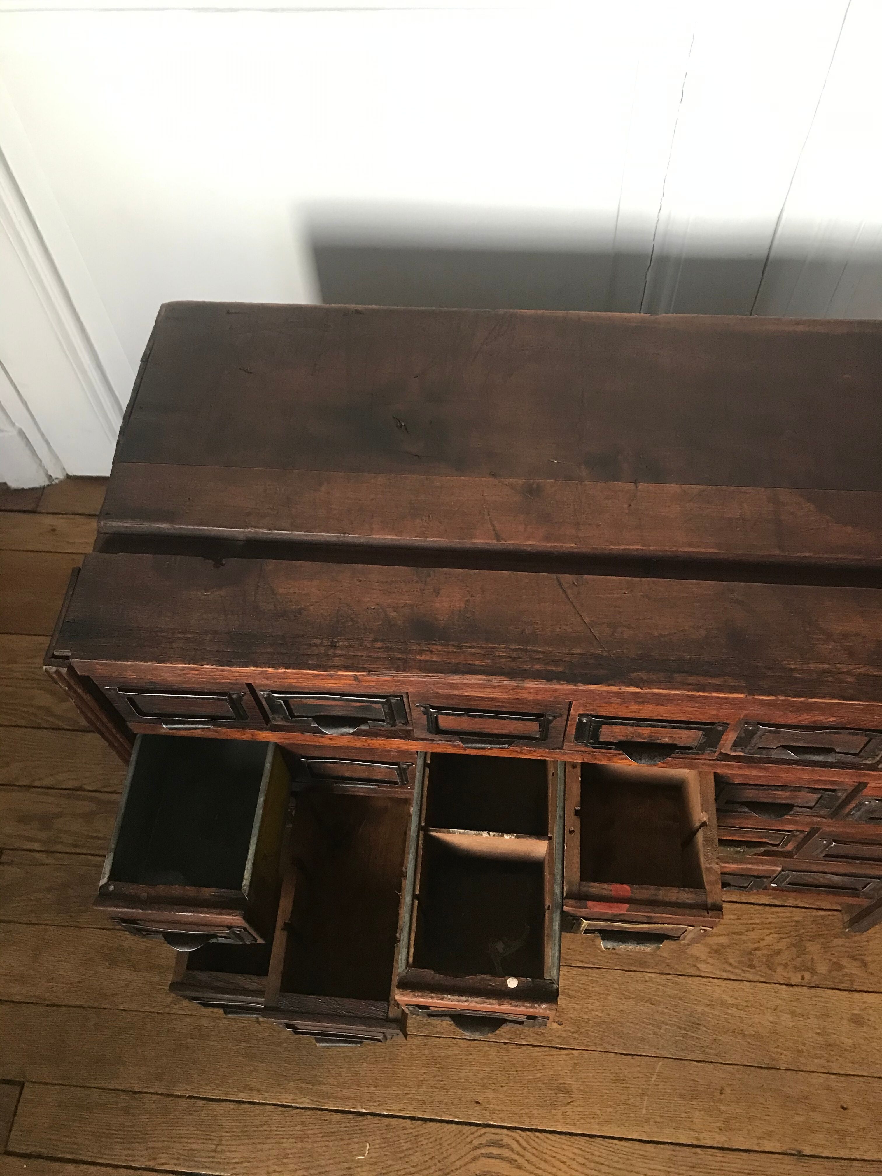 Meuble de métier à tiroirs