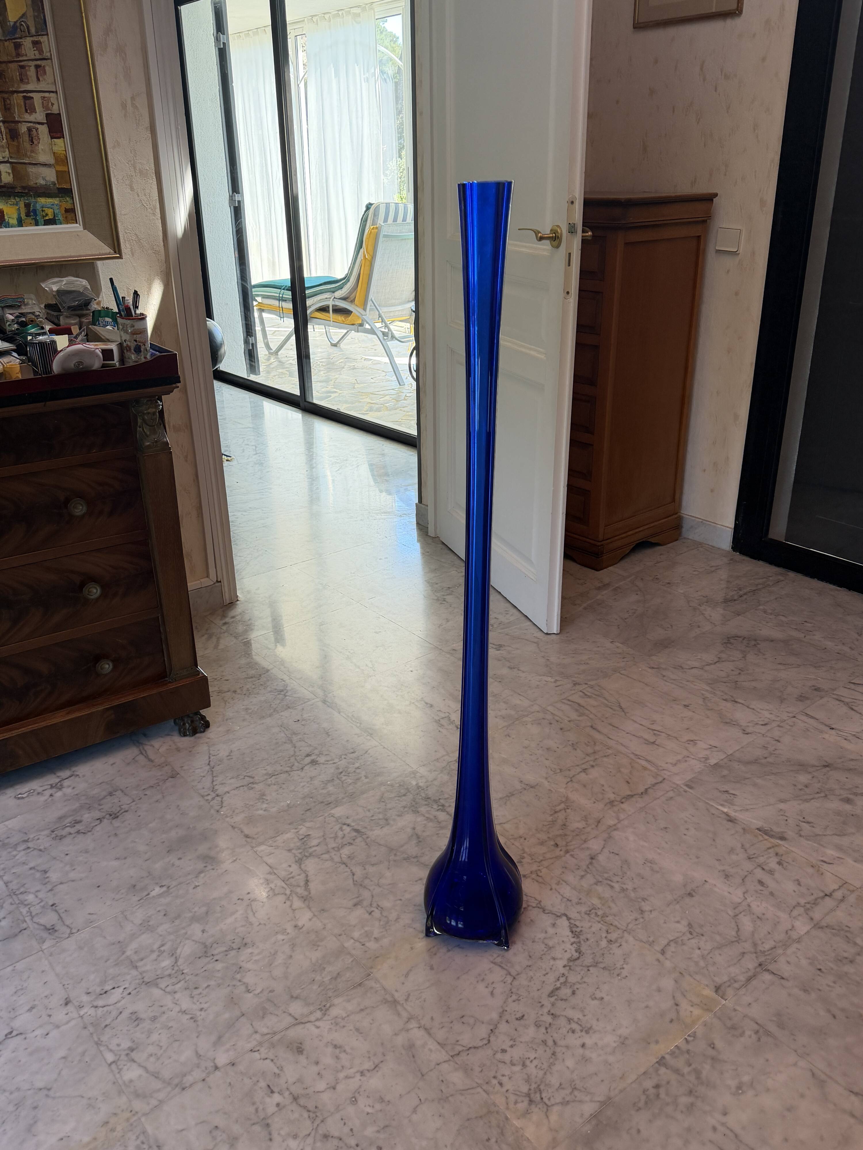 Vase sculpturale vintage en verre bleu cobalt