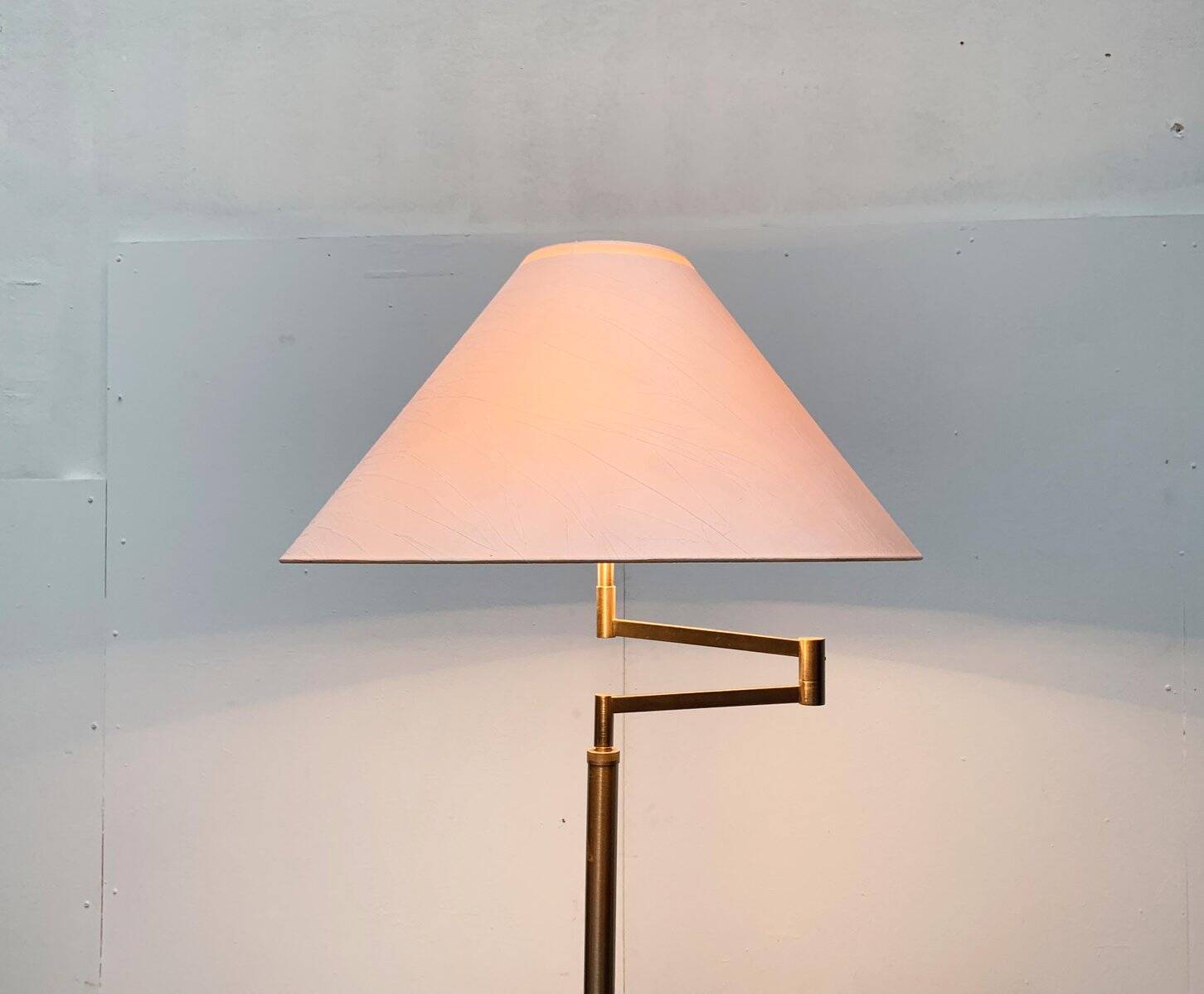 Adjustable floor lamp