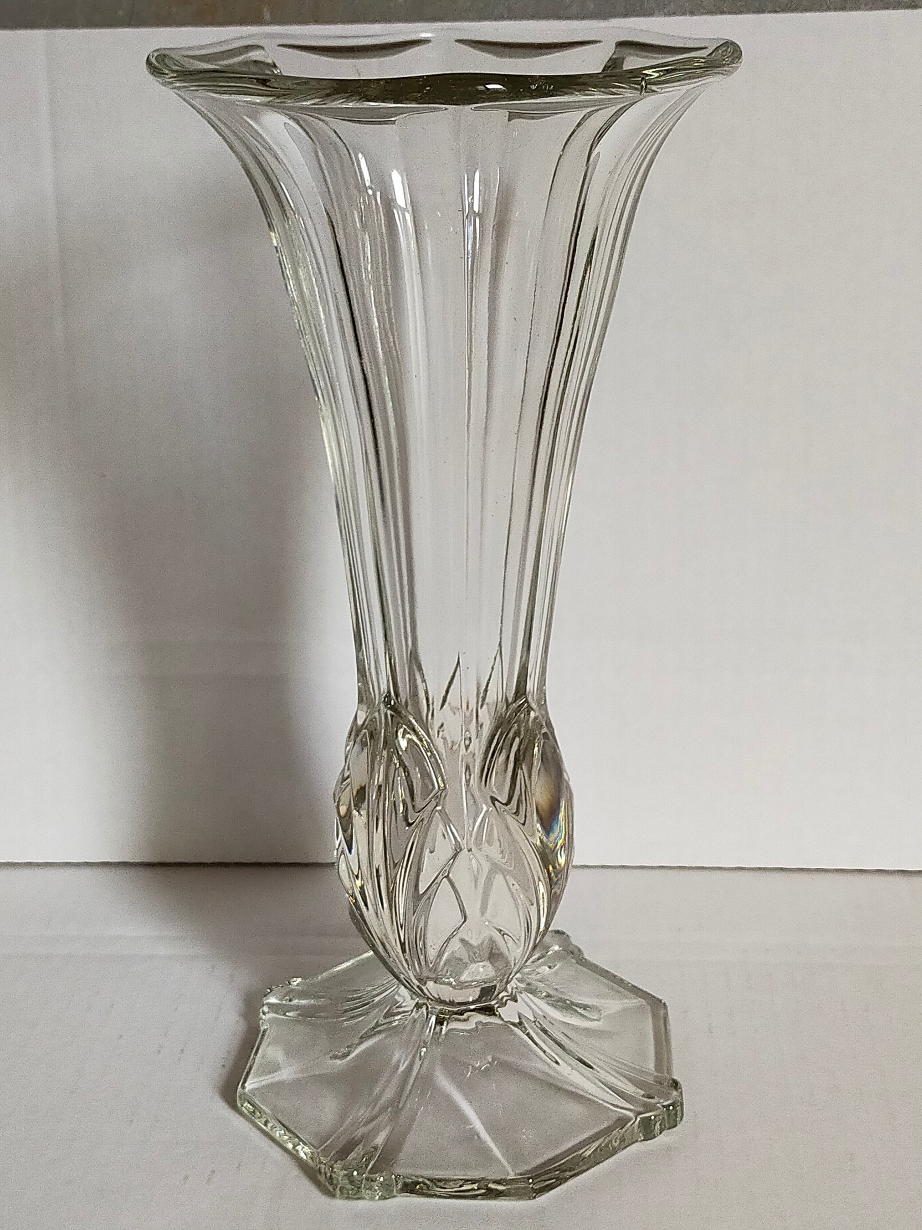 Art-Deco high foot vase in molded crystal early twentieth century