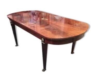Oval dining room table