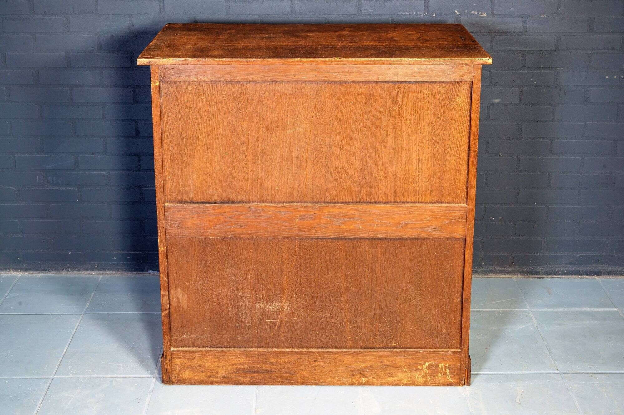 Classeur vintage avec deux portes à roulettes