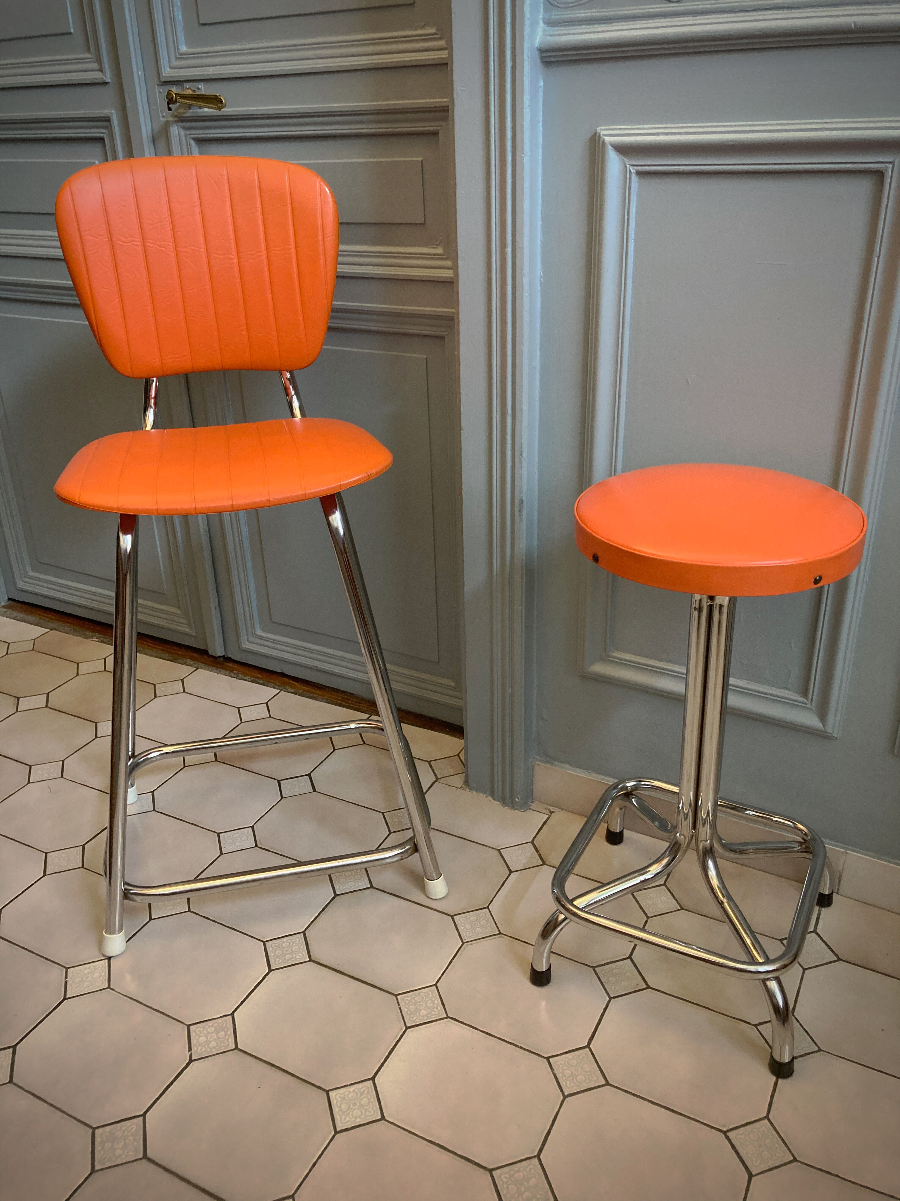 Duo of chair and stool 1970 orange and chromes