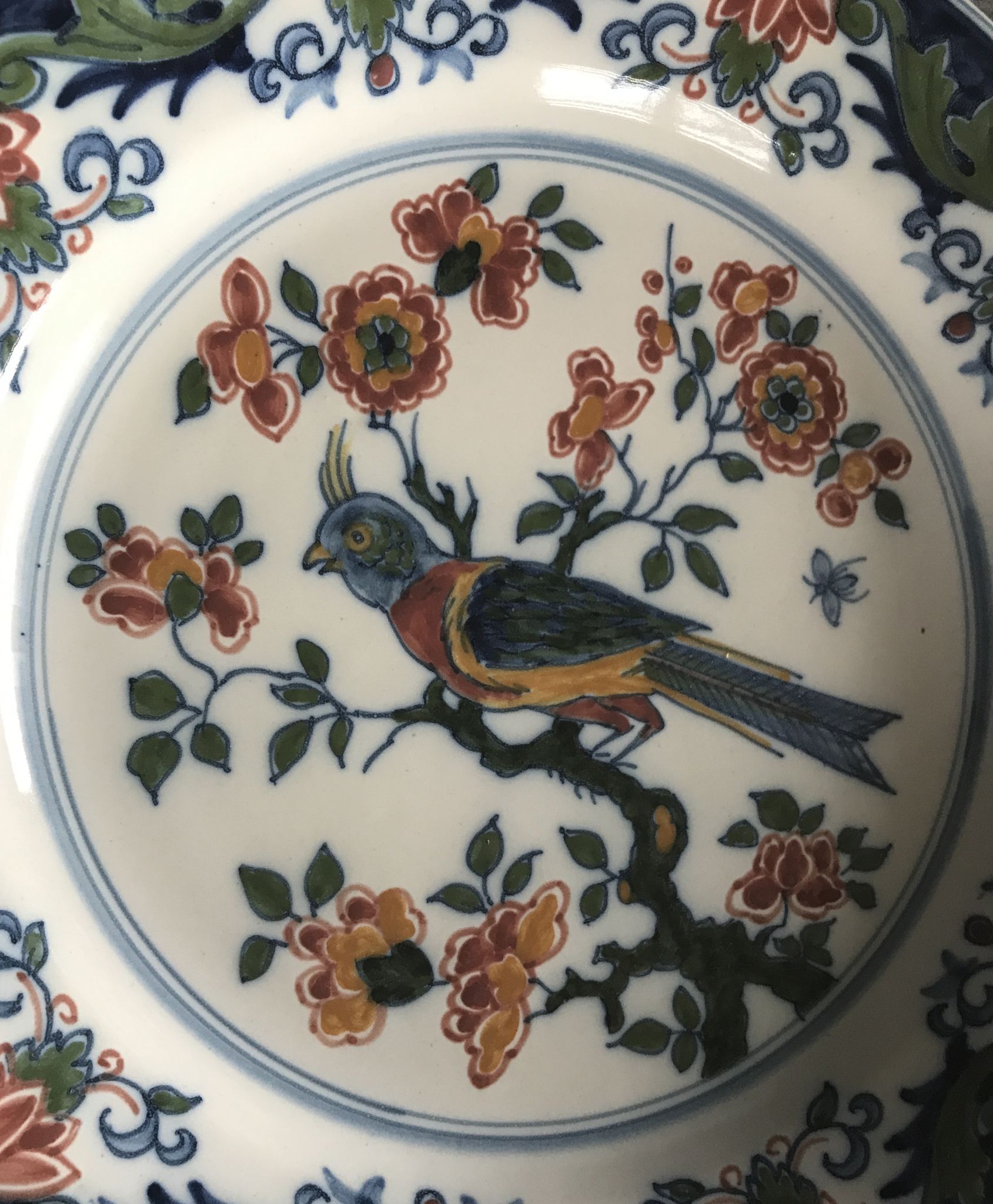 Assiette murale en faïence à décor de peinture de fleurs et oiseau 28 cm
