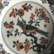 Assiette murale en faïence à décor de peinture de fleurs et oiseau 28 cm