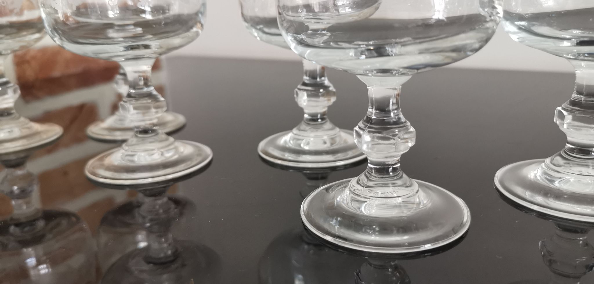Set of 6 wine glasses on feet decoration grapes and vine shoot