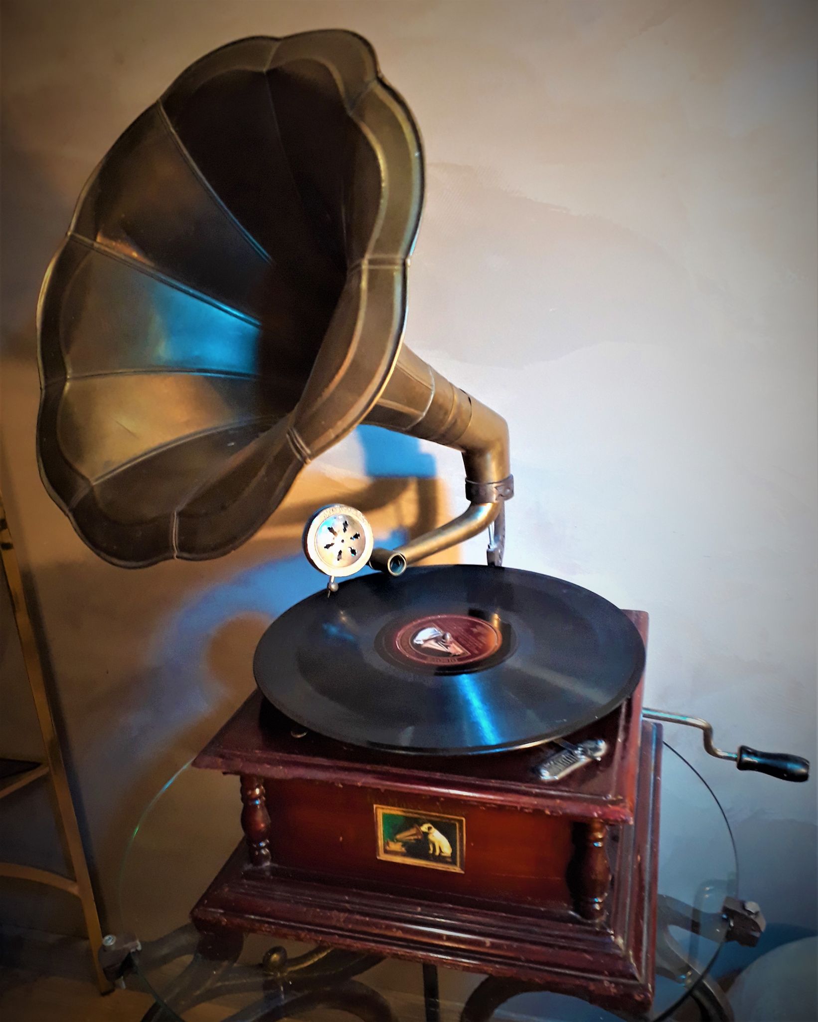 Former gramophone the voice of his master with brass pavilion, with a disc 78