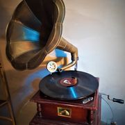 Former gramophone the voice of his master with brass pavilion, with a disc 78