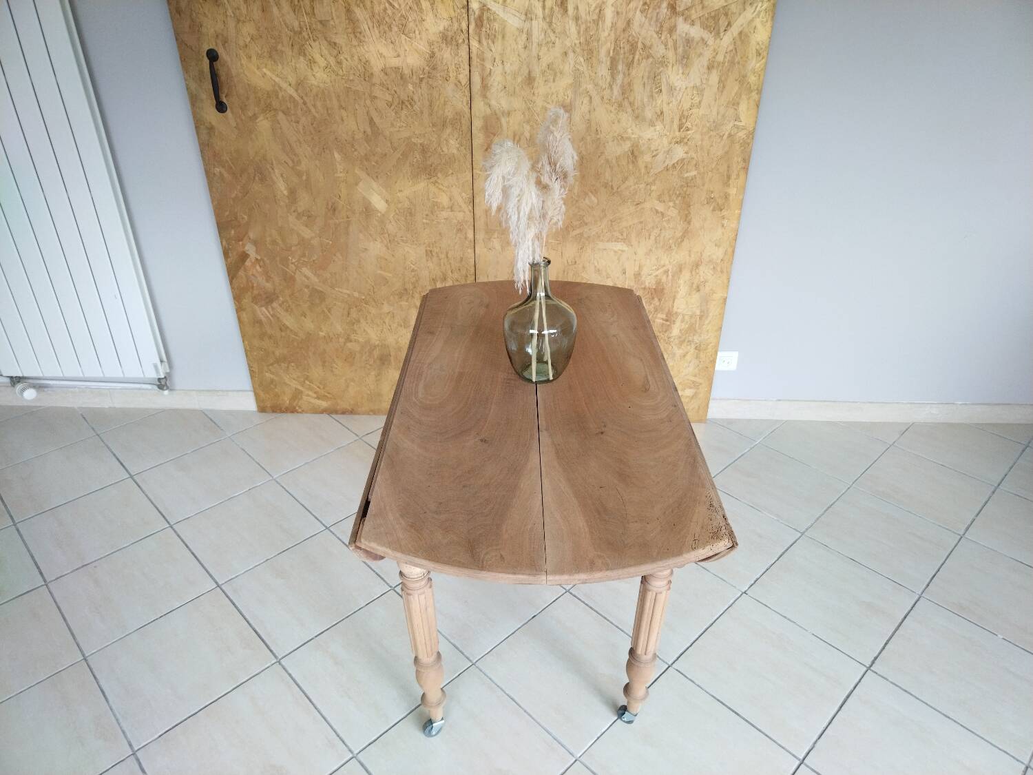 Round walnut shutter table