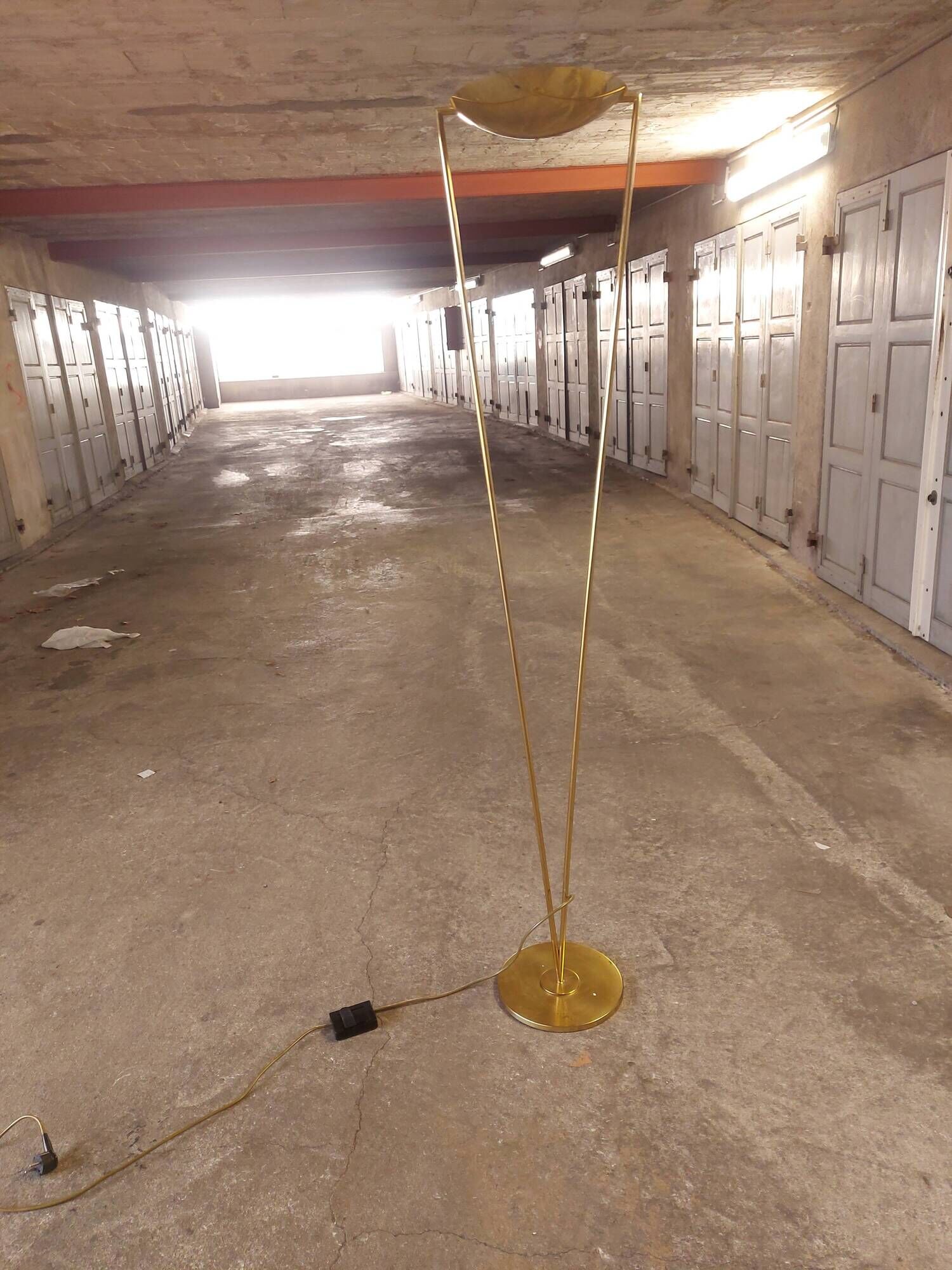 Victory brass floor lamp from the 80's, design studio Artof for Lumen