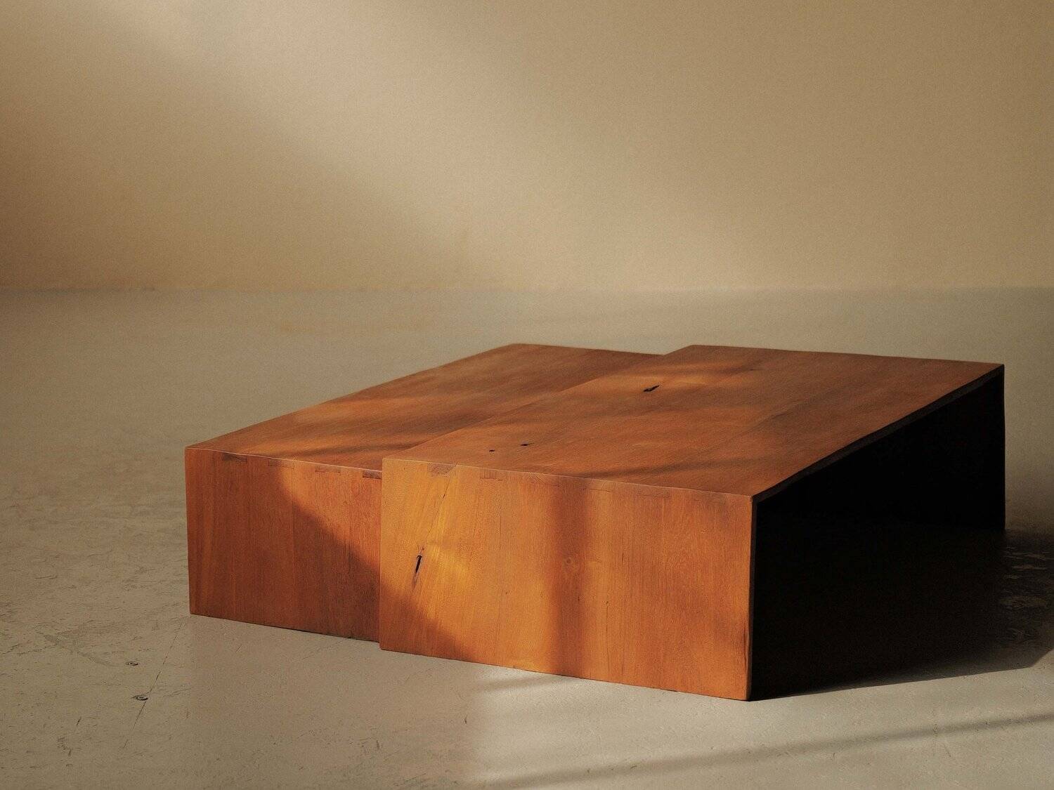 Pair of nesting coffee tables in solid wood, around 1980.