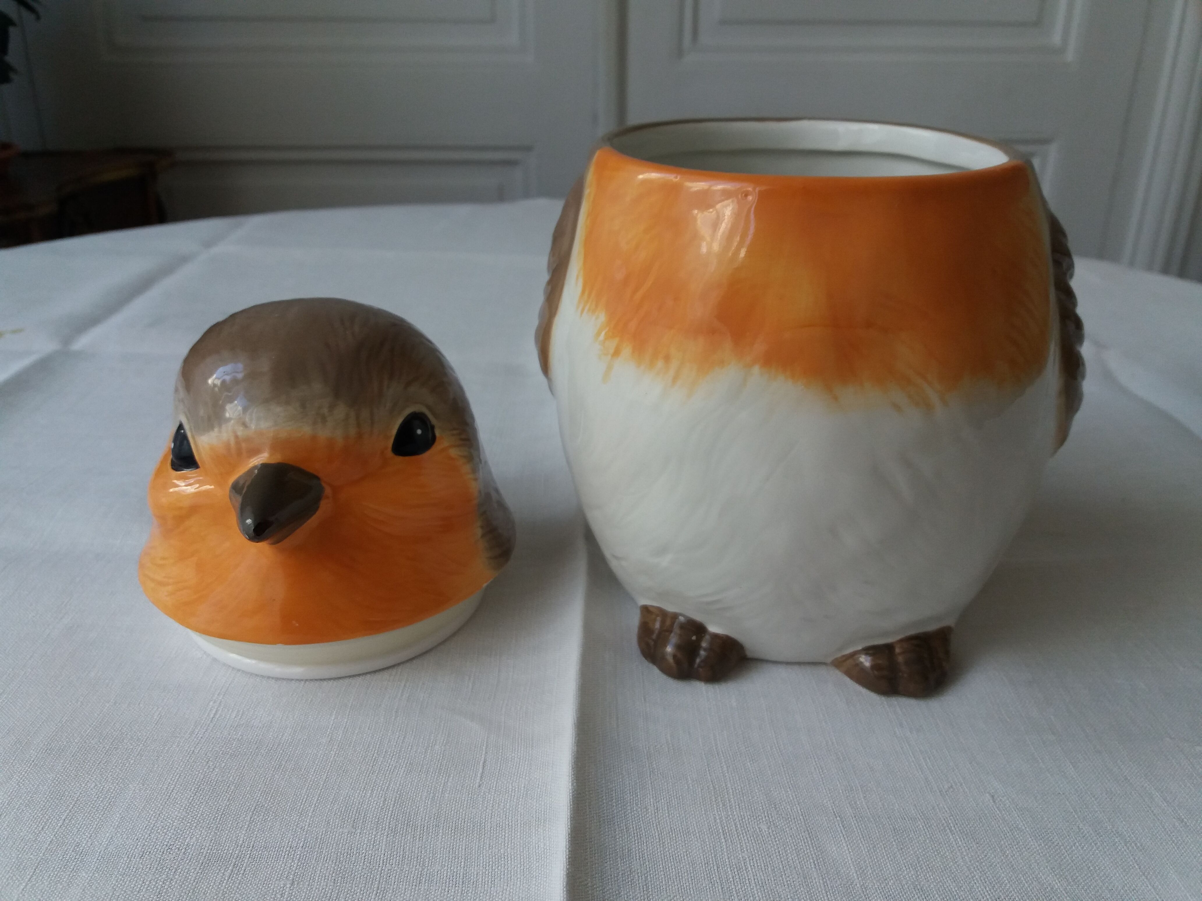 Covered jar jar jar in the shape of a bird