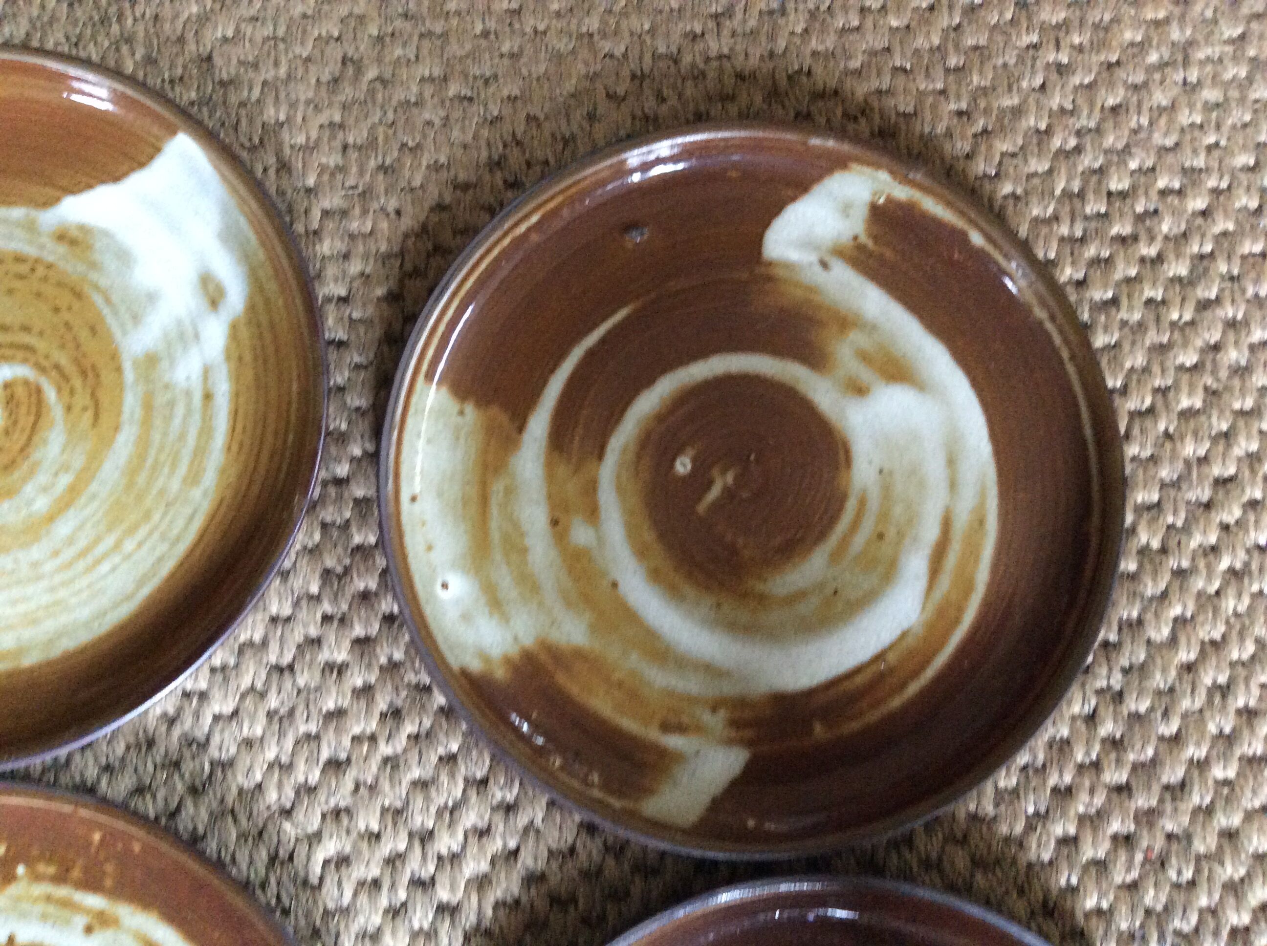 Série de 12 assiettes plates en grès