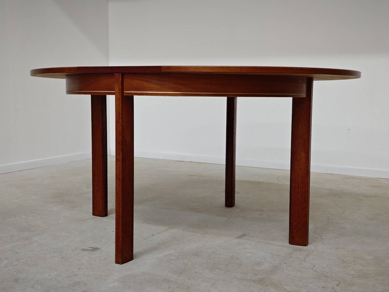 Extendable table with integrated Scandinavian style Self