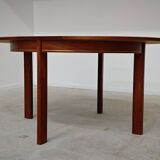 Extendable table with integrated Scandinavian style Self