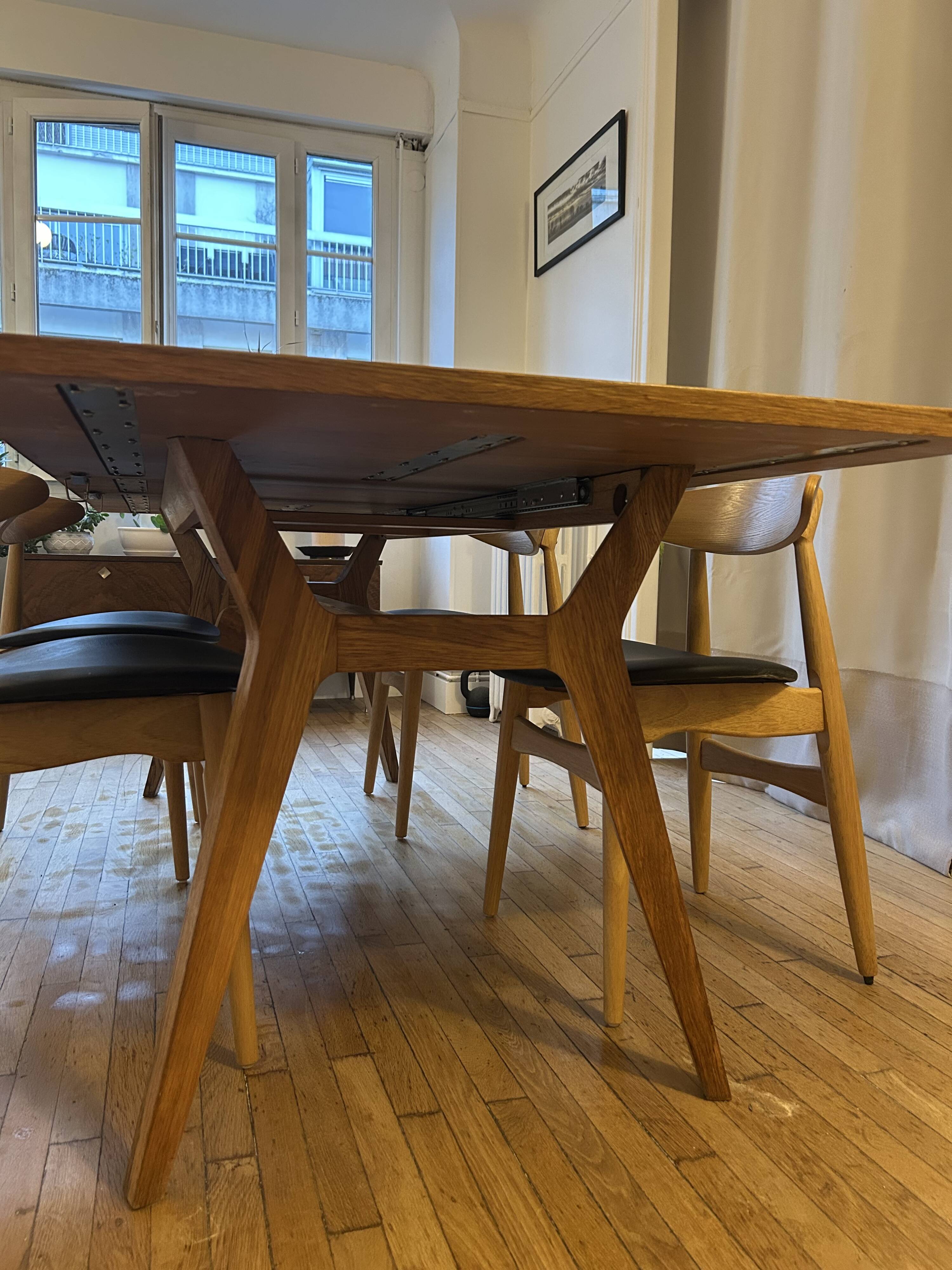 Extensible table Made.com model Jenson for 6 to 8 people.