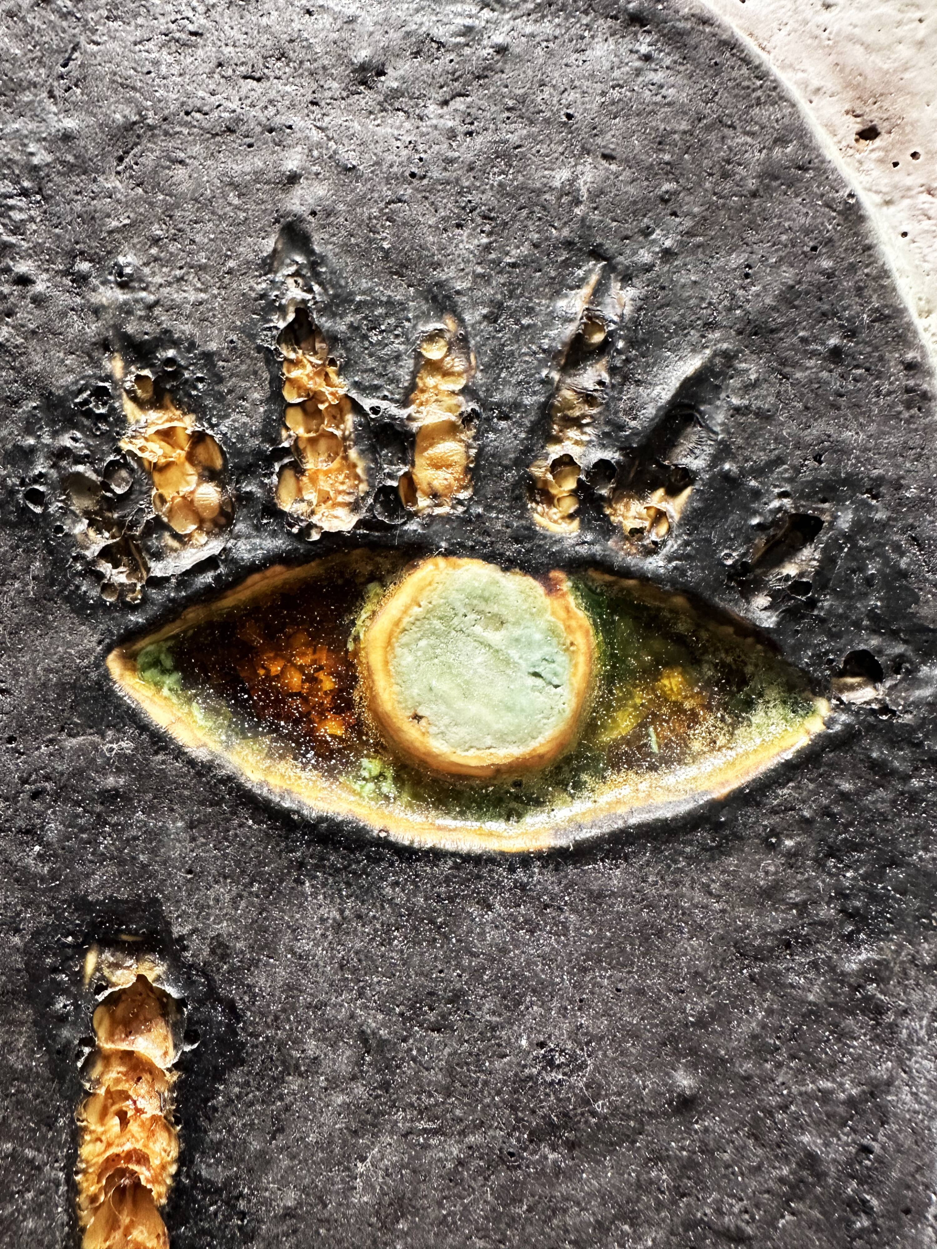 Sculpture murale cubiste en terre cuite émaillée. Allemagne, années 60